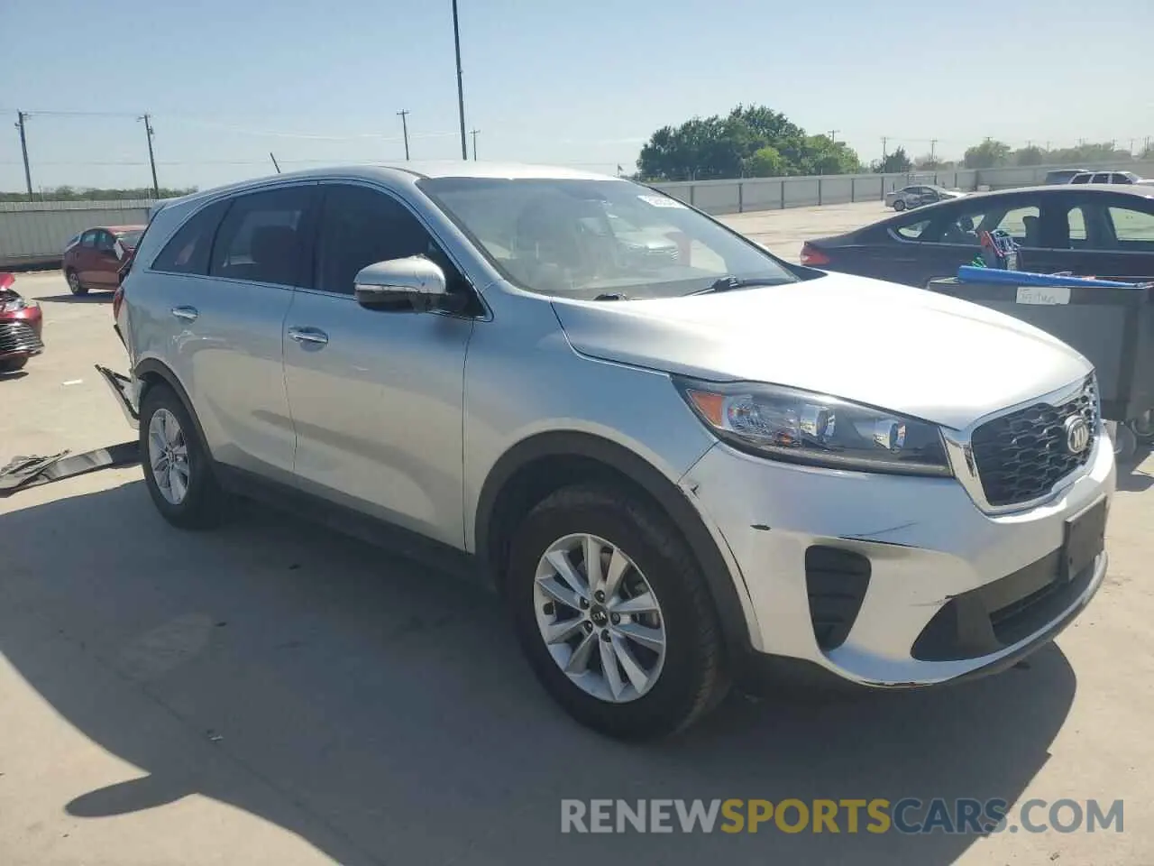 4 Photograph of a damaged car 5XYPG4A33LG633231 KIA SORENTO 2020