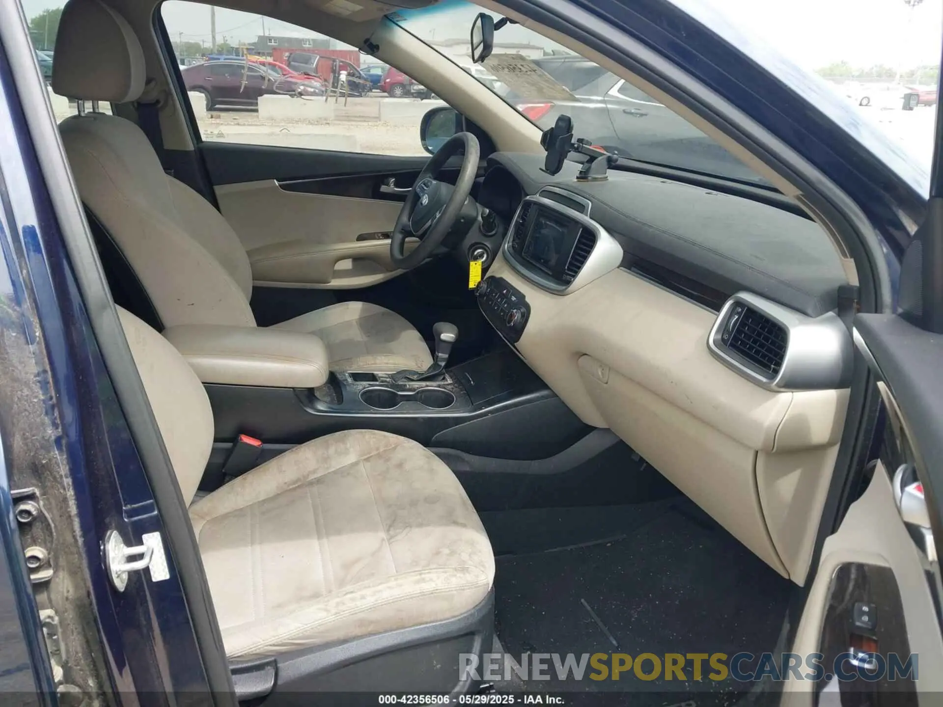 5 Photograph of a damaged car 5XYPG4A33LG639143 KIA SORENTO 2020