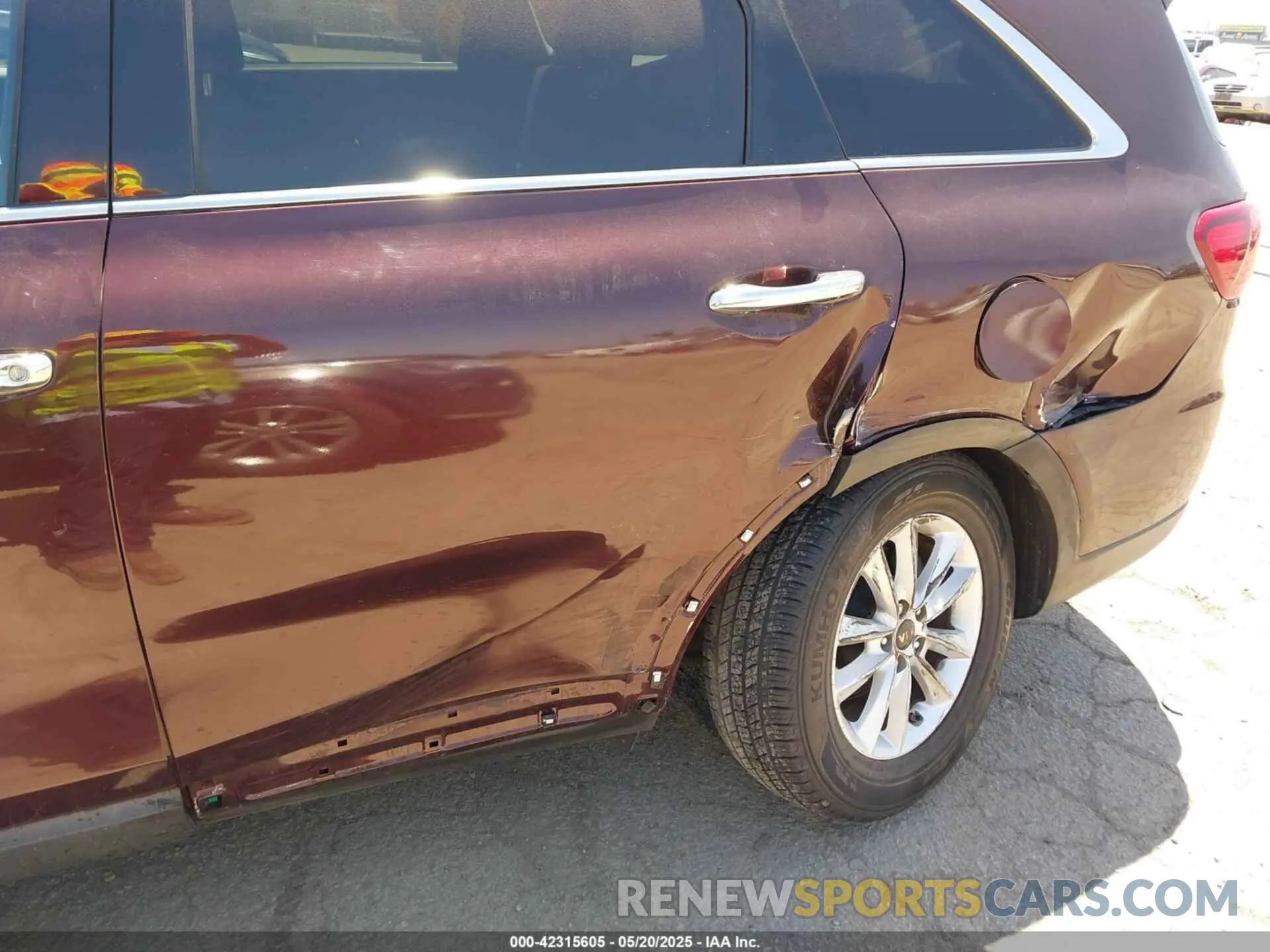 6 Photograph of a damaged car 5XYPG4A33LG643547 KIA SORENTO 2020