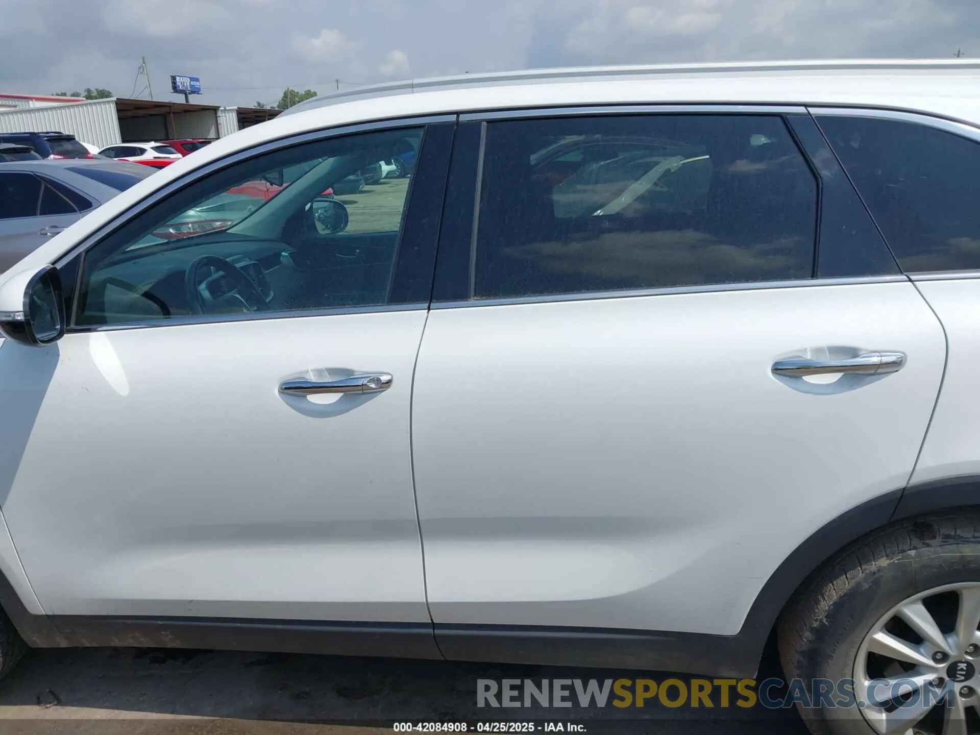 14 Photograph of a damaged car 5XYPG4A33LG661840 KIA SORENTO 2020