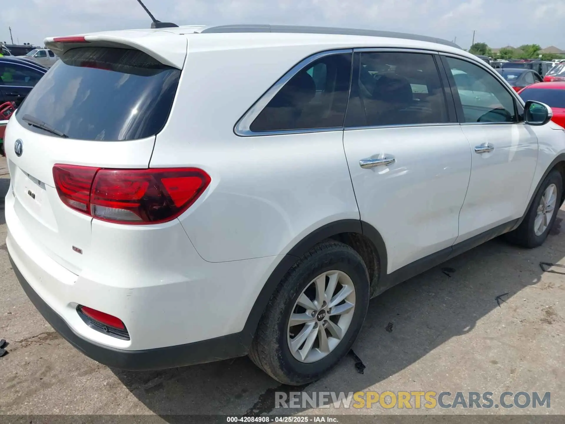 4 Photograph of a damaged car 5XYPG4A33LG661840 KIA SORENTO 2020