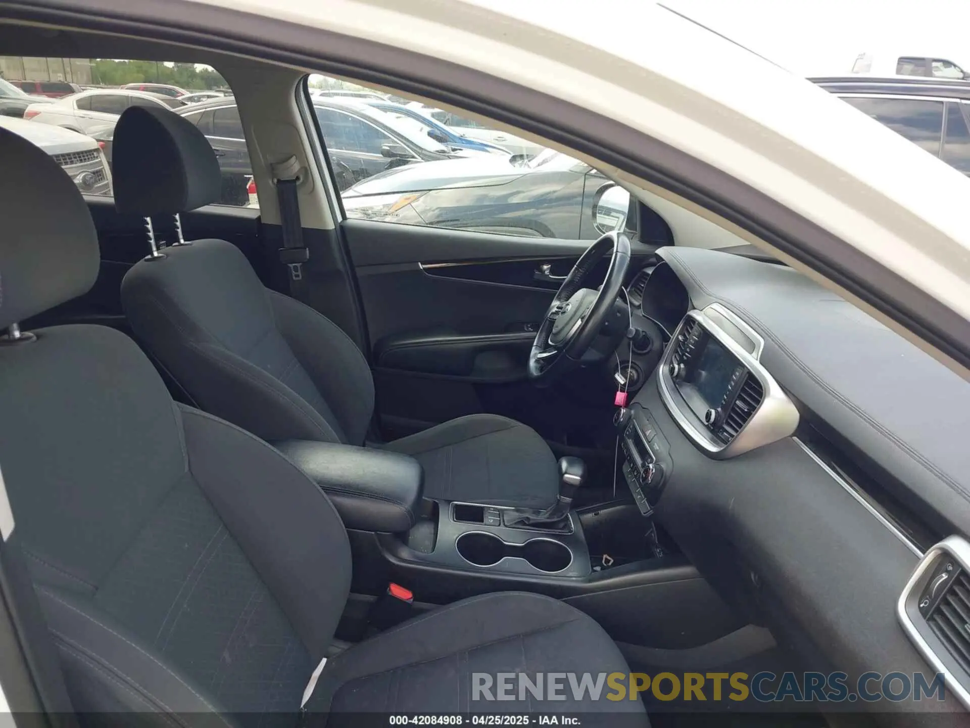 5 Photograph of a damaged car 5XYPG4A33LG661840 KIA SORENTO 2020