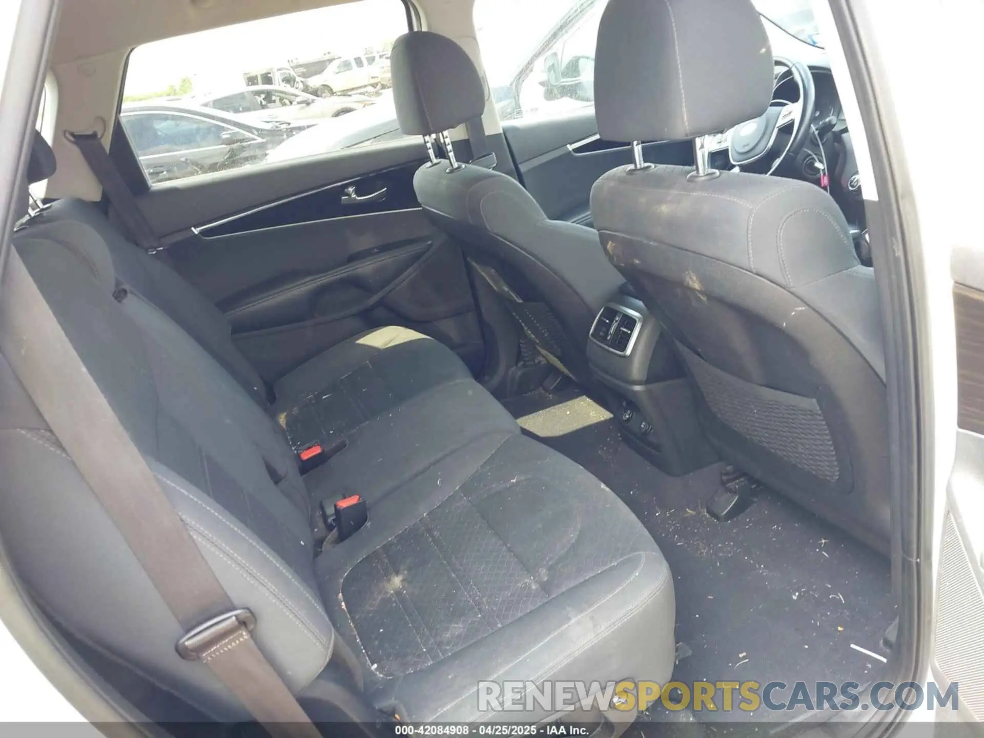 8 Photograph of a damaged car 5XYPG4A33LG661840 KIA SORENTO 2020