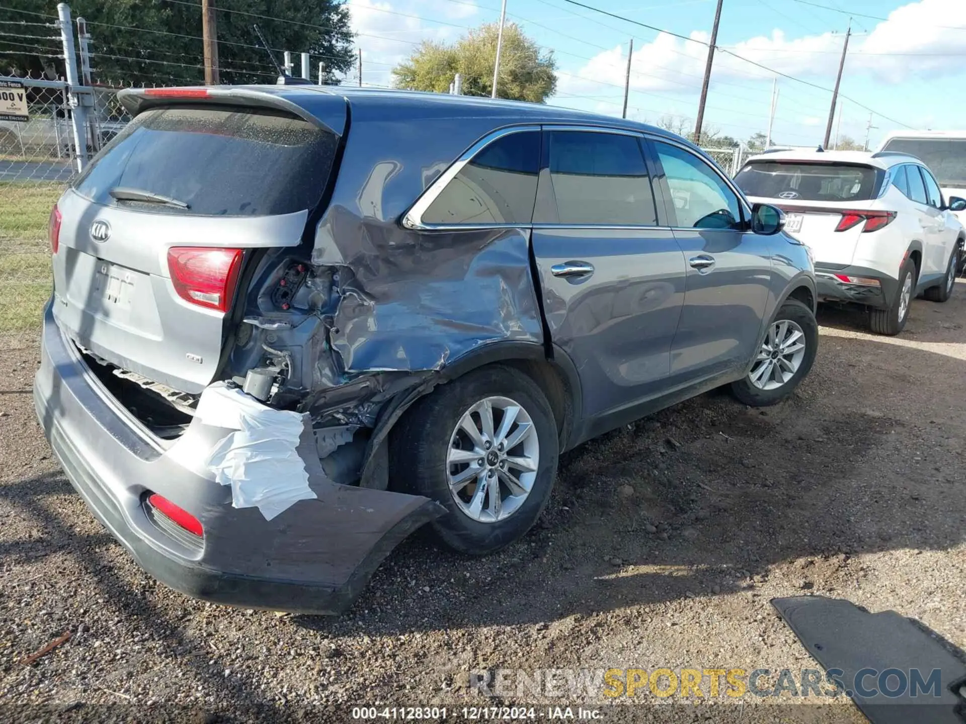 4 Photograph of a damaged car 5XYPG4A33LG711796 KIA SORENTO 2020