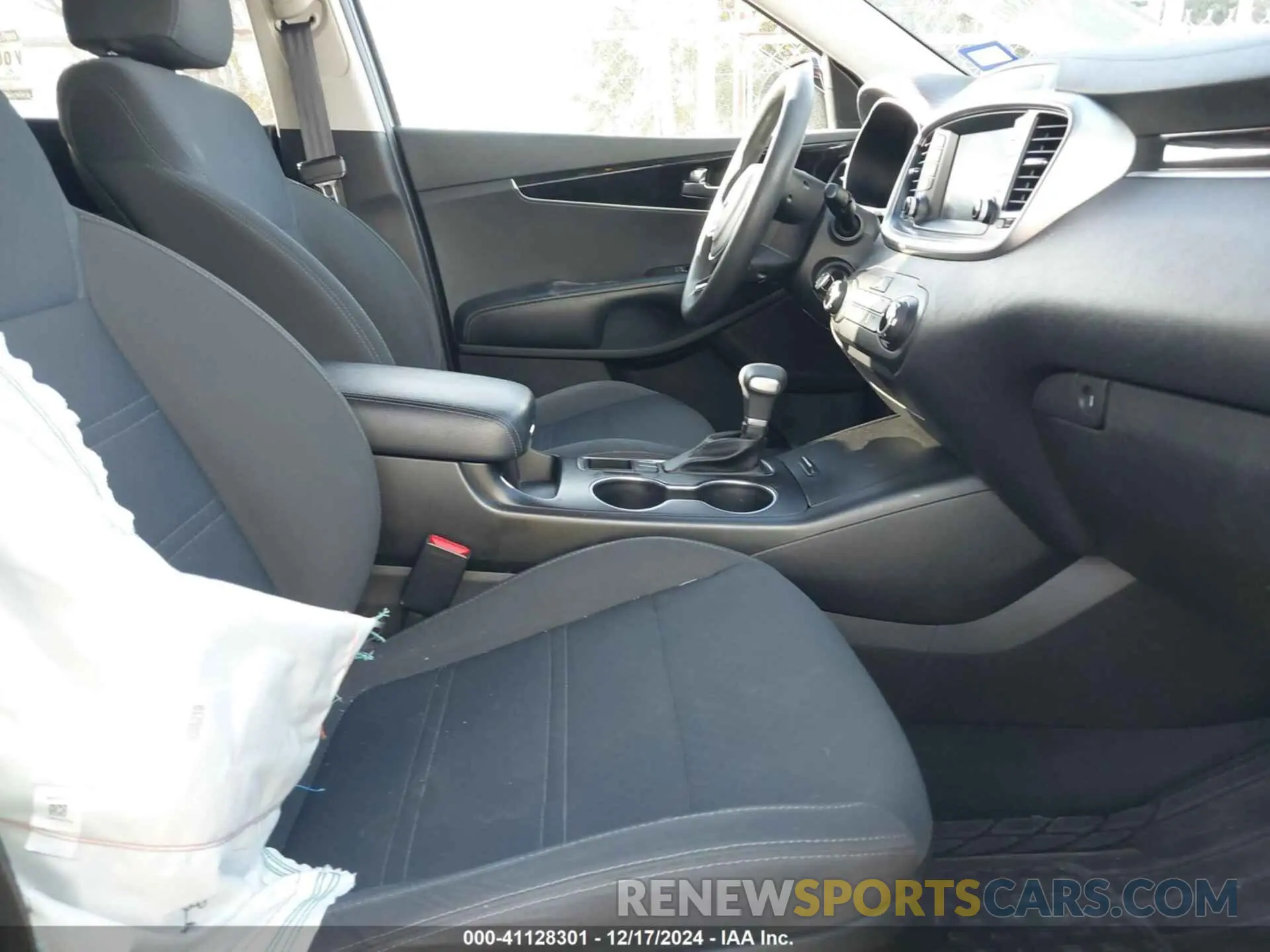 5 Photograph of a damaged car 5XYPG4A33LG711796 KIA SORENTO 2020