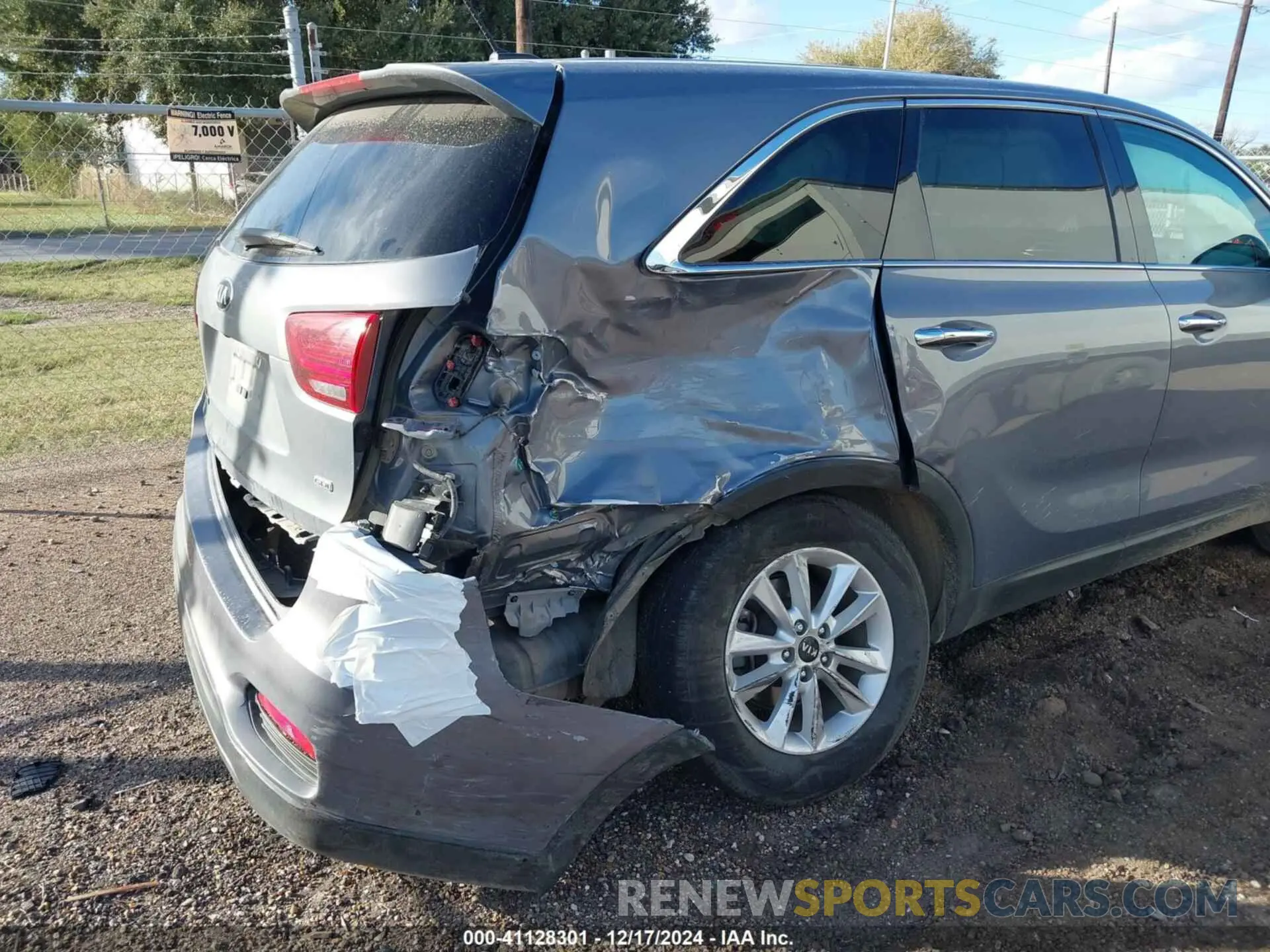 6 Photograph of a damaged car 5XYPG4A33LG711796 KIA SORENTO 2020