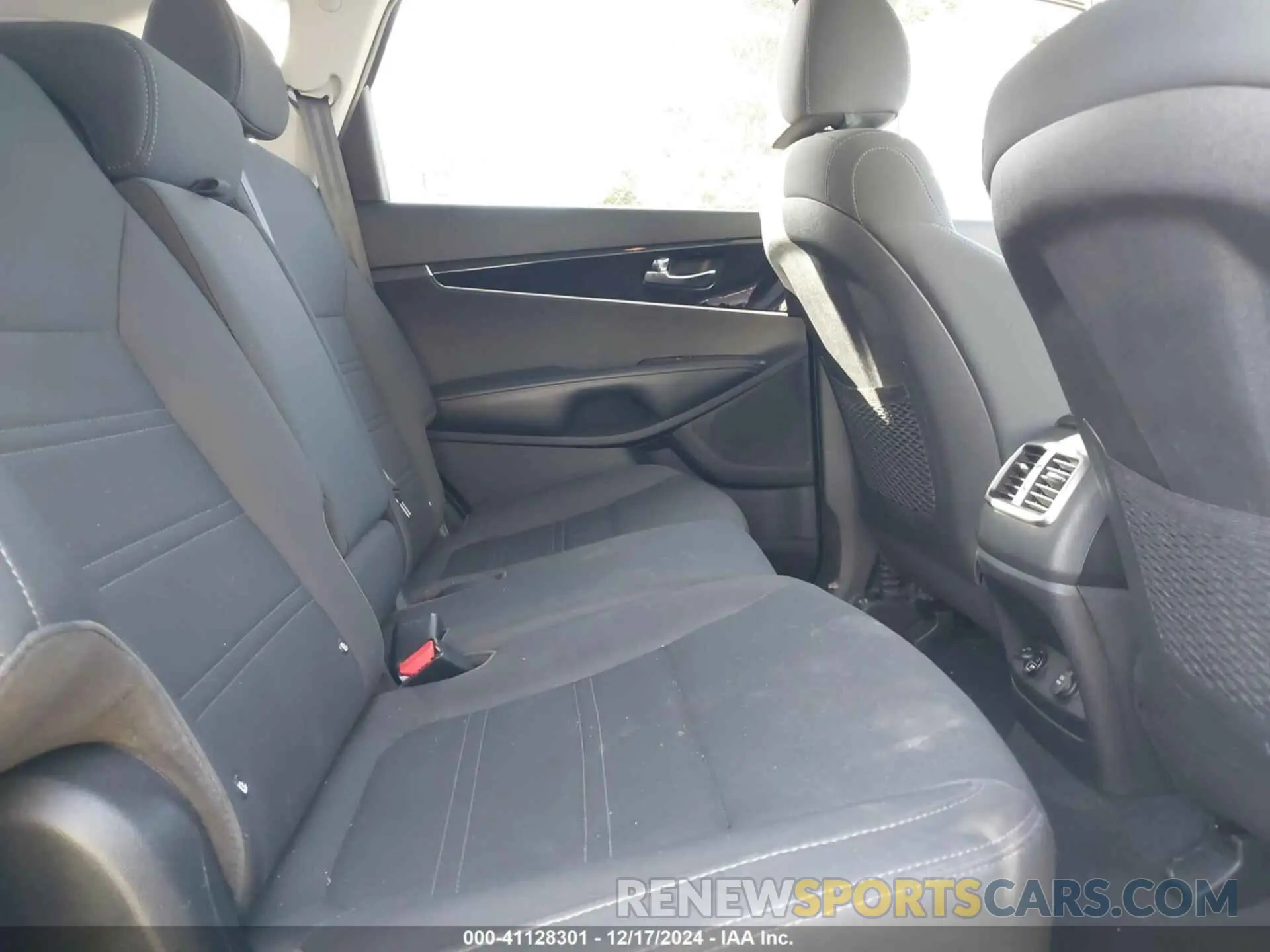 8 Photograph of a damaged car 5XYPG4A33LG711796 KIA SORENTO 2020