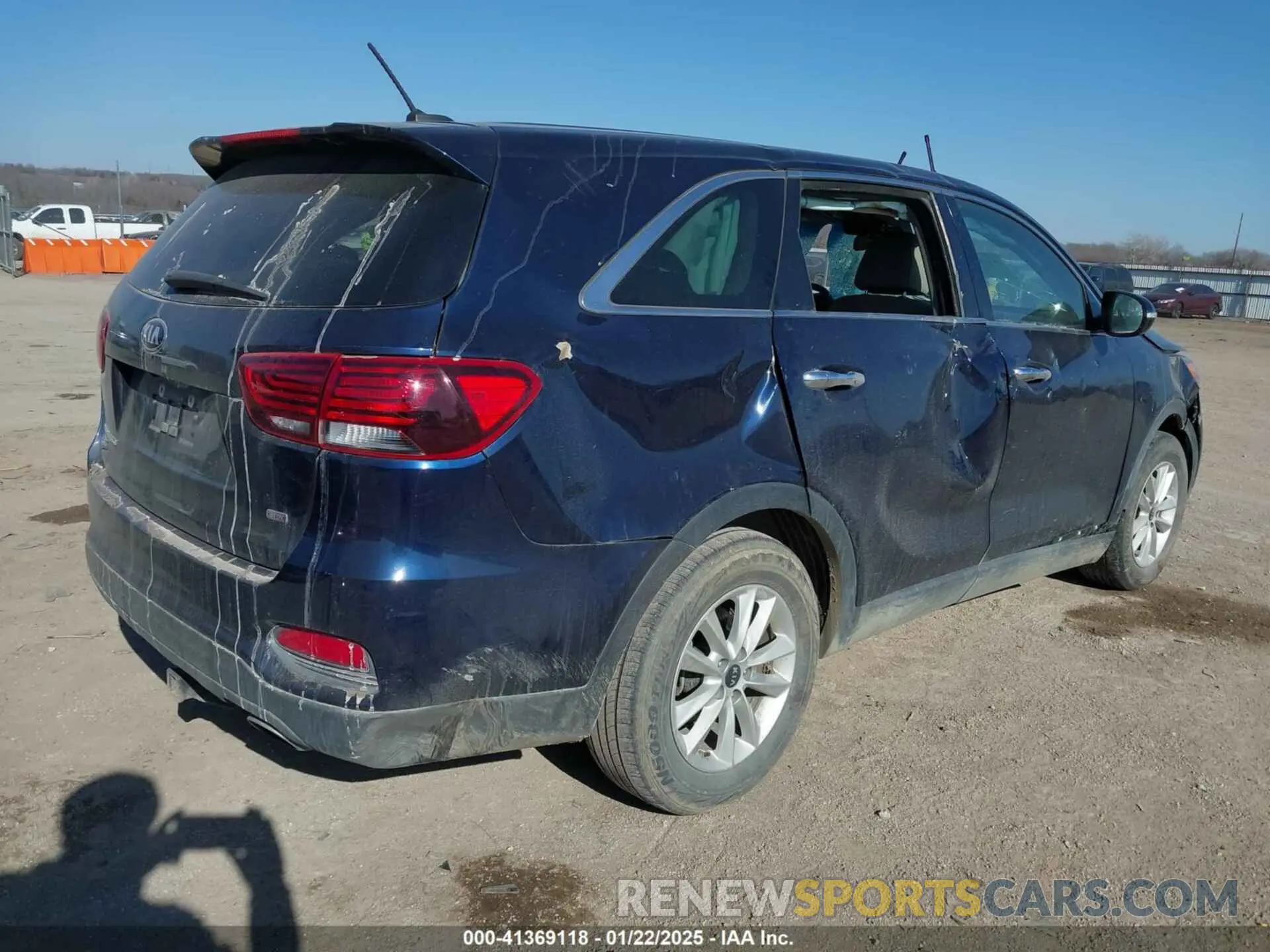4 Photograph of a damaged car 5XYPG4A34LG651060 KIA SORENTO 2020