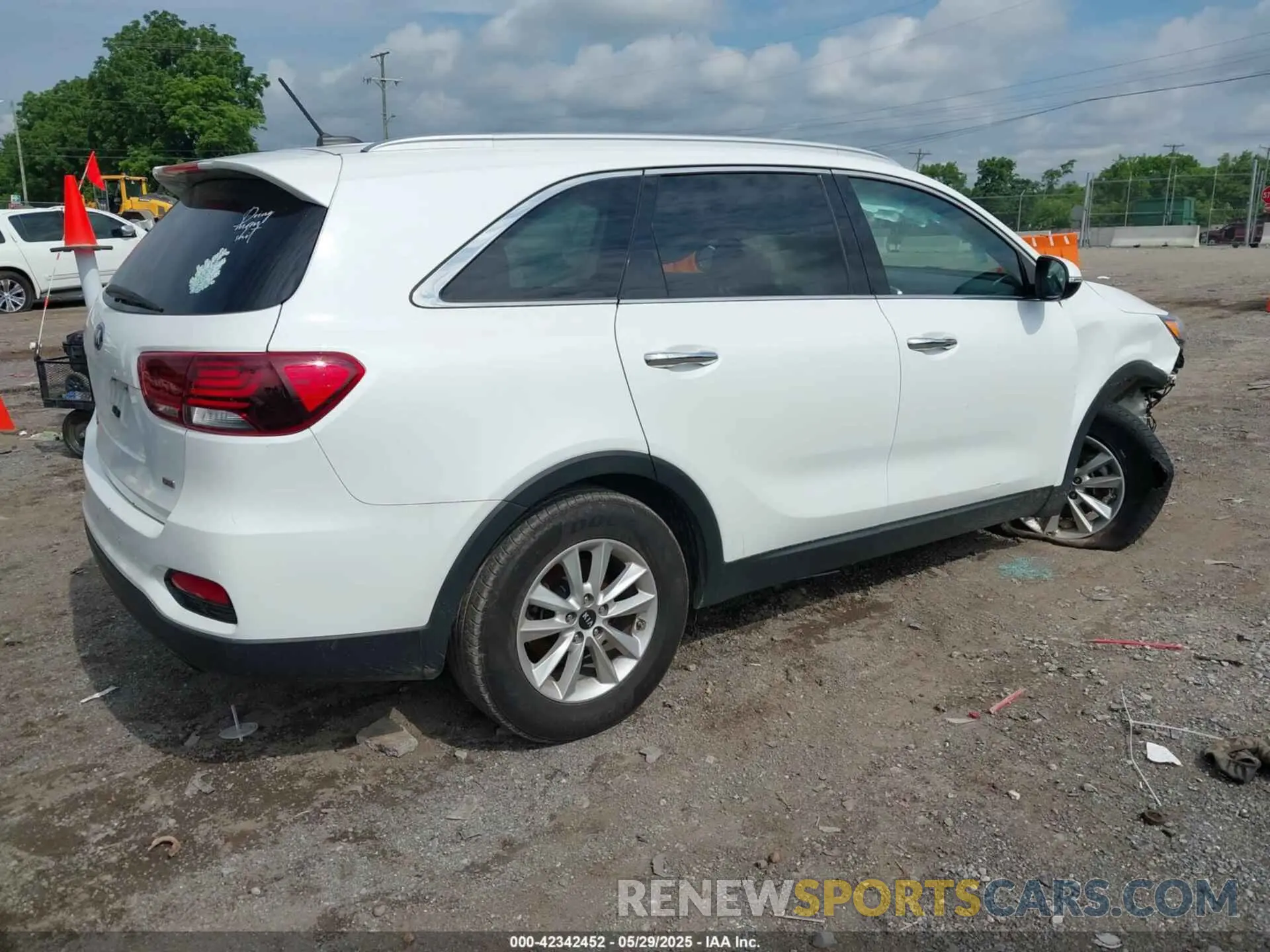 4 Photograph of a damaged car 5XYPG4A35LG635546 KIA SORENTO 2020