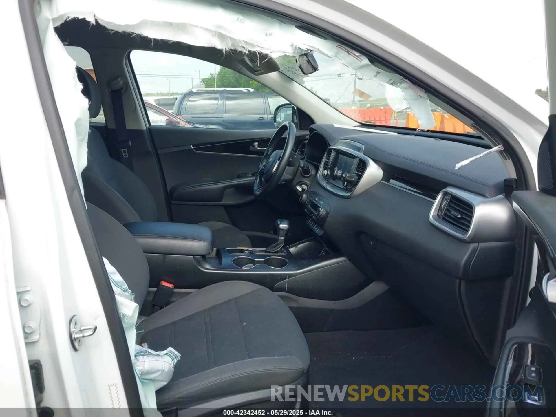 5 Photograph of a damaged car 5XYPG4A35LG635546 KIA SORENTO 2020