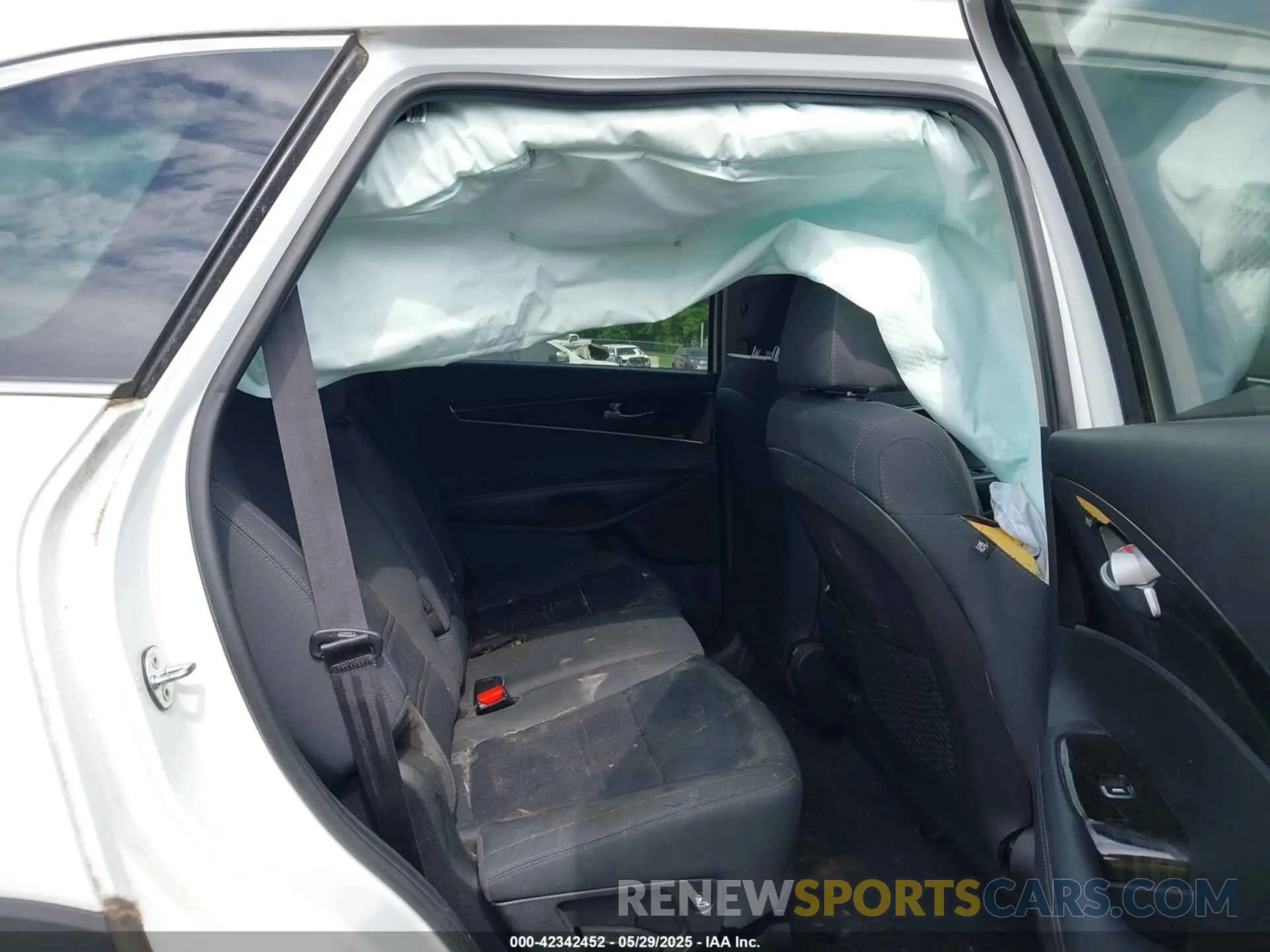 8 Photograph of a damaged car 5XYPG4A35LG635546 KIA SORENTO 2020