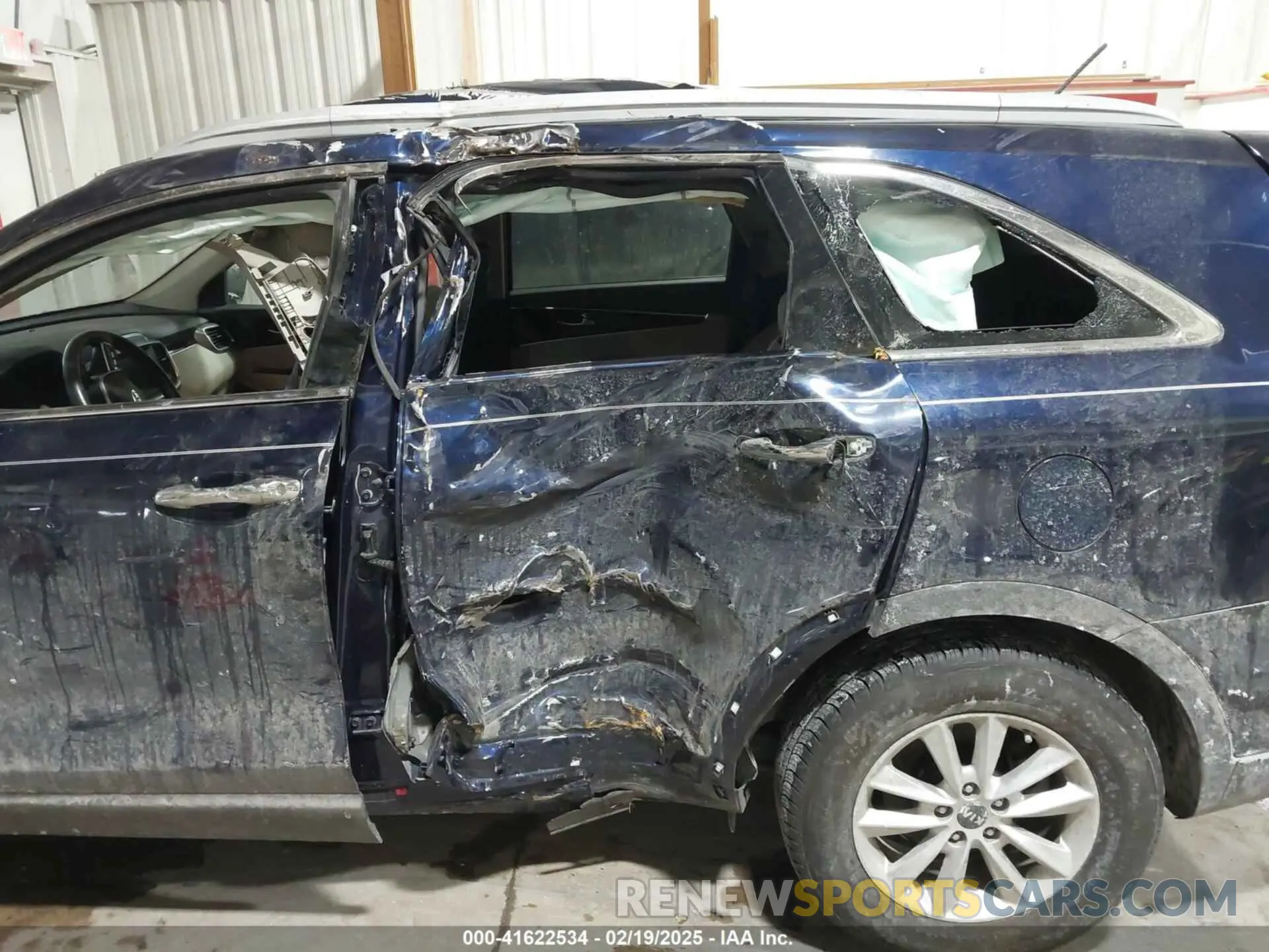 6 Photograph of a damaged car 5XYPG4A38LG693943 KIA SORENTO 2020