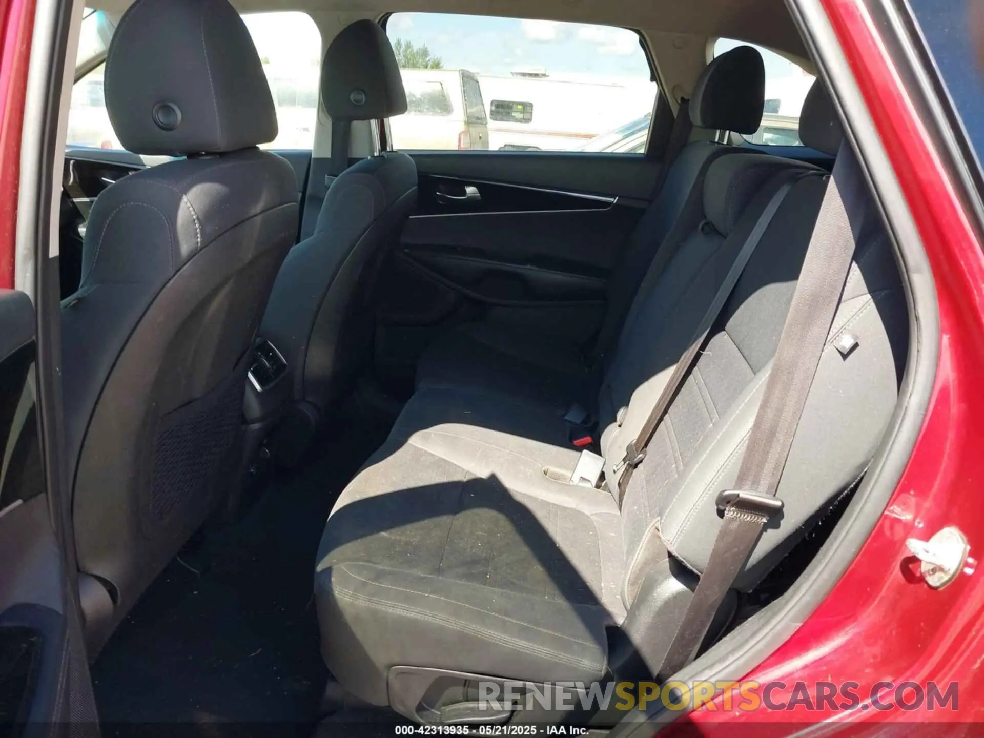 8 Photograph of a damaged car 5XYPG4A39LG629202 KIA SORENTO 2020