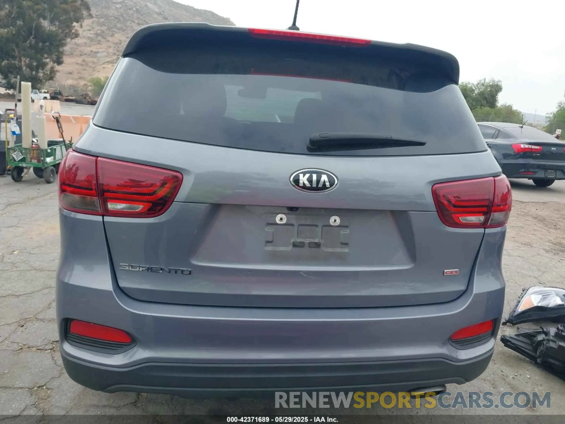 17 Photograph of a damaged car 5XYPG4A39LG669053 KIA SORENTO 2020