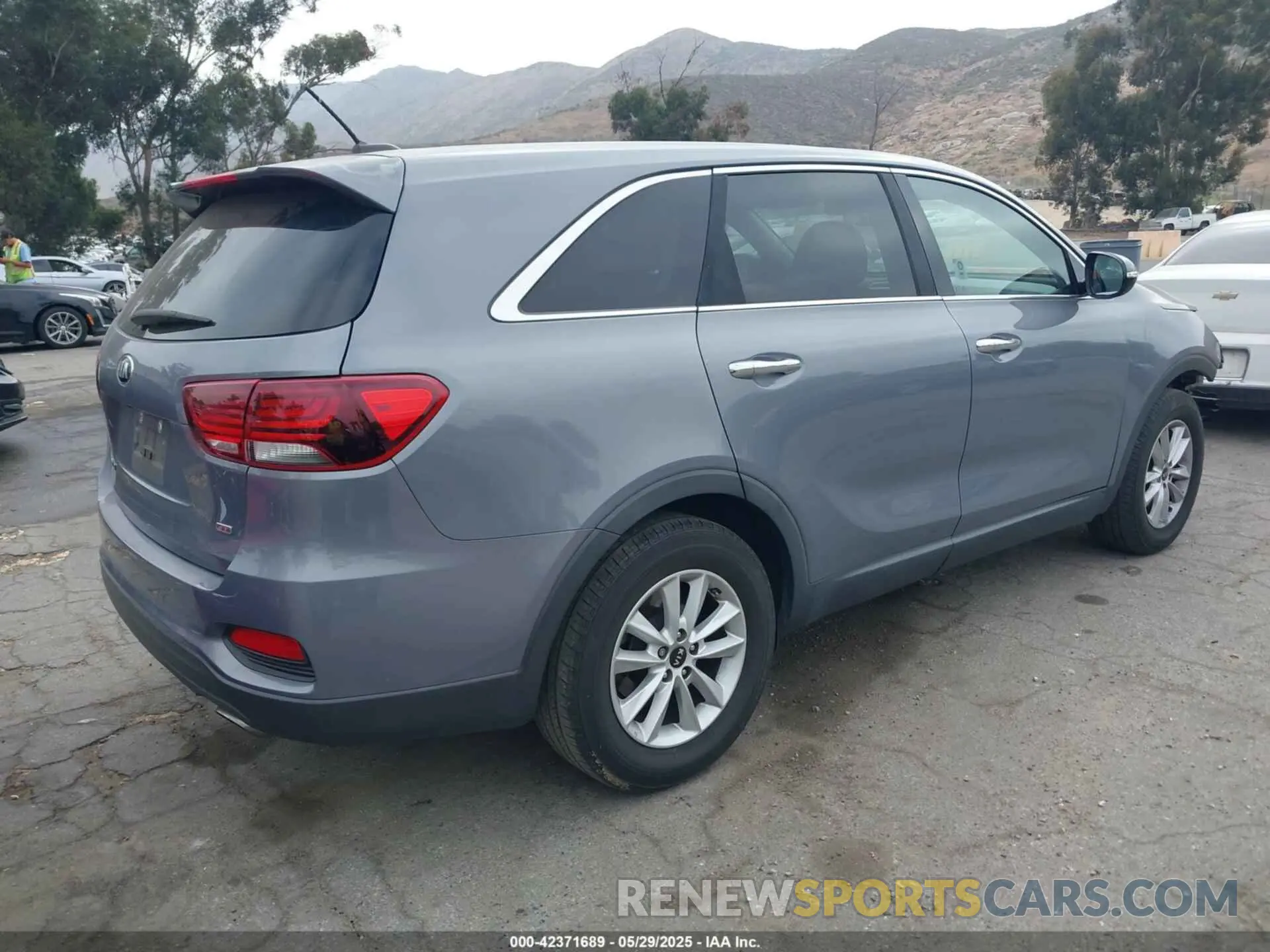 4 Photograph of a damaged car 5XYPG4A39LG669053 KIA SORENTO 2020