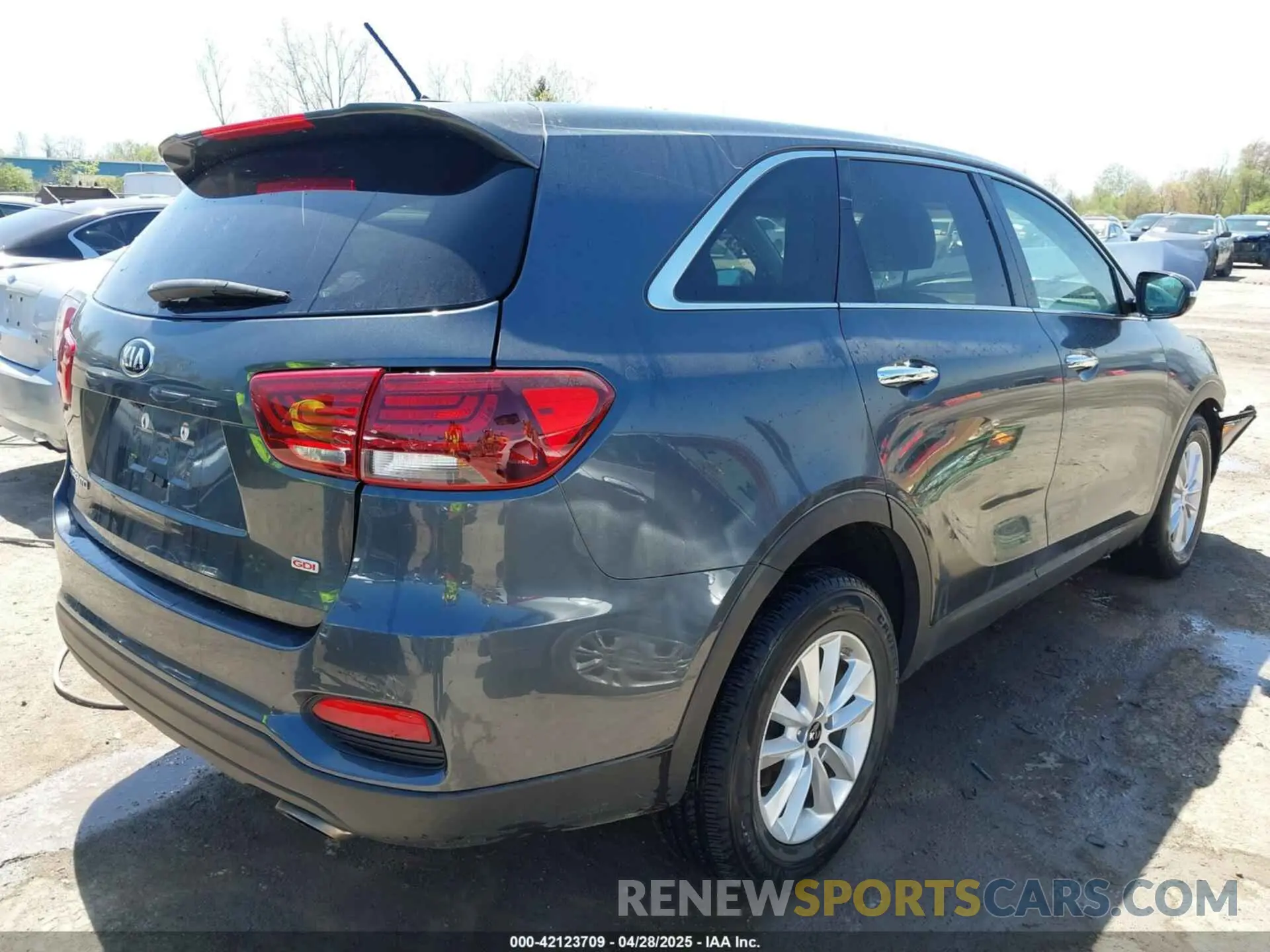 4 Photograph of a damaged car 5XYPG4A39LG681123 KIA SORENTO 2020