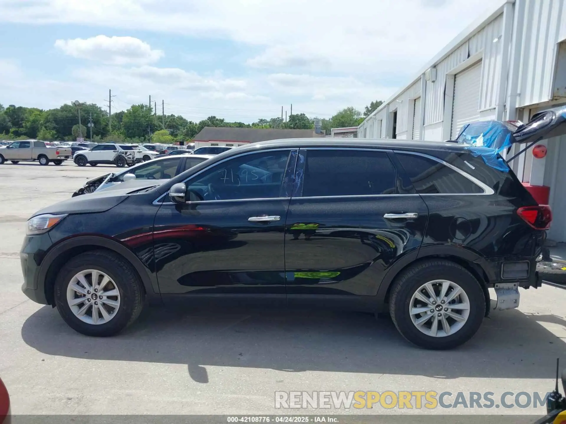 14 Photograph of a damaged car 5XYPG4A39LG685463 KIA SORENTO 2020