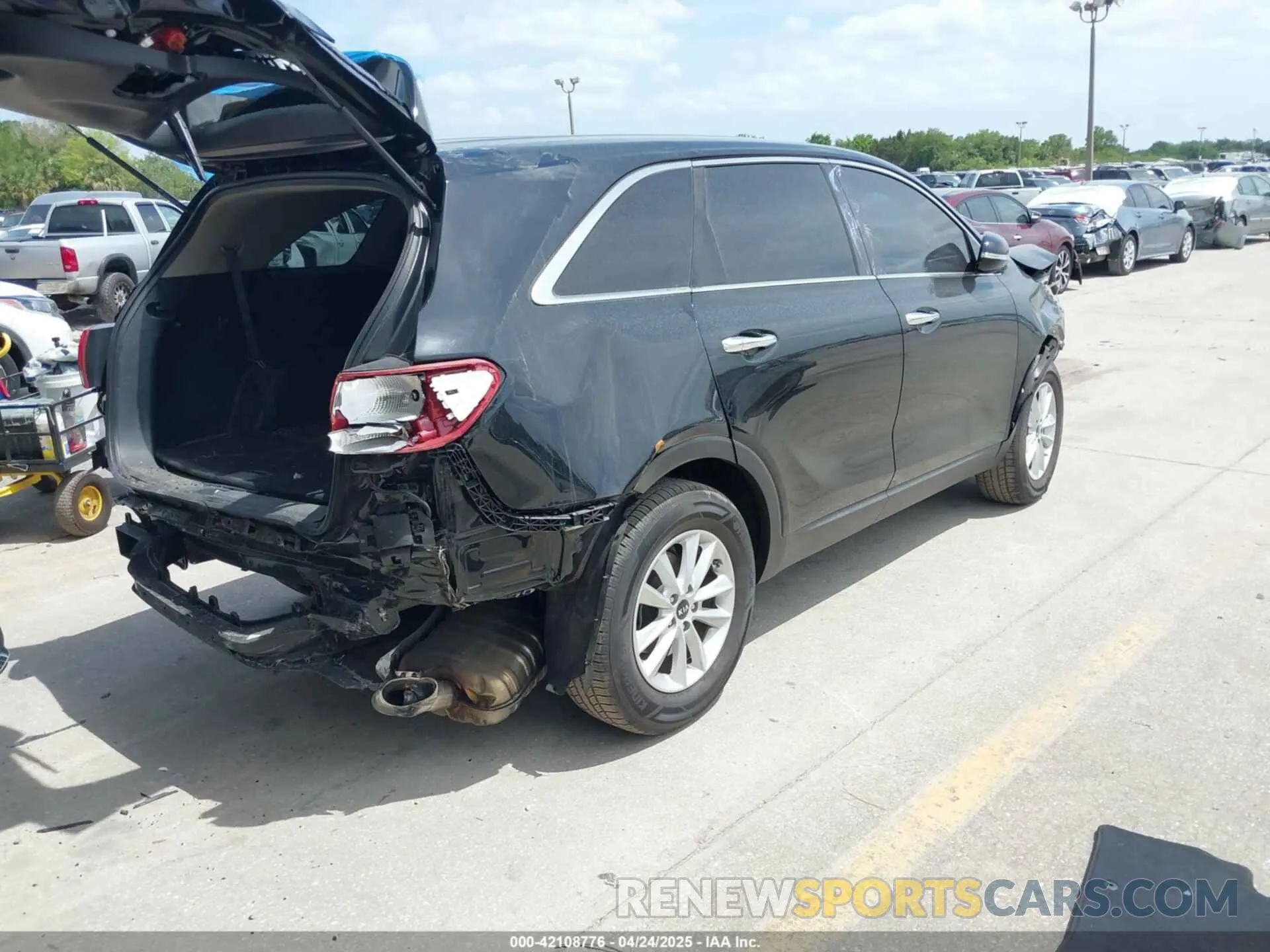4 Photograph of a damaged car 5XYPG4A39LG685463 KIA SORENTO 2020