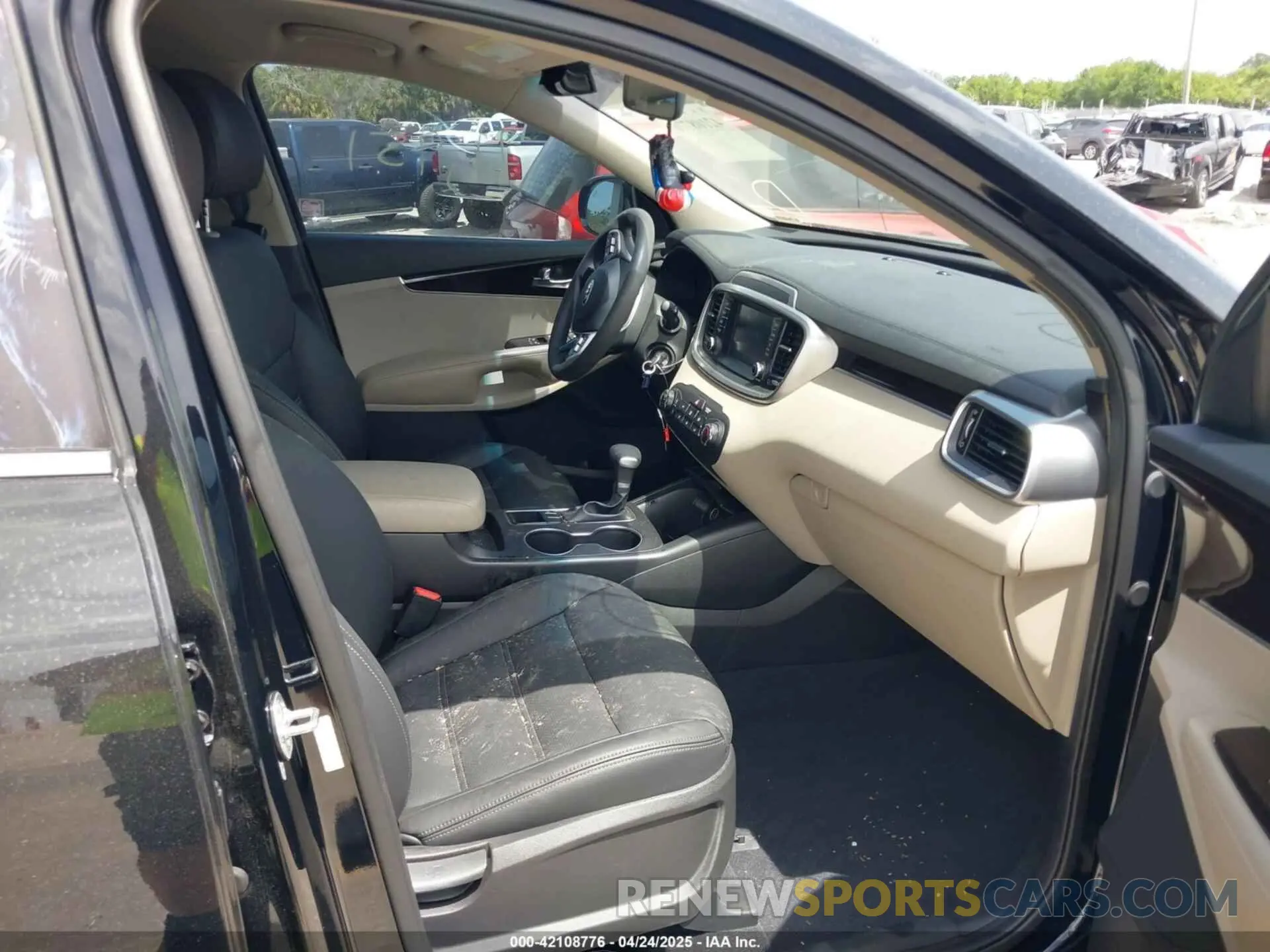 5 Photograph of a damaged car 5XYPG4A39LG685463 KIA SORENTO 2020