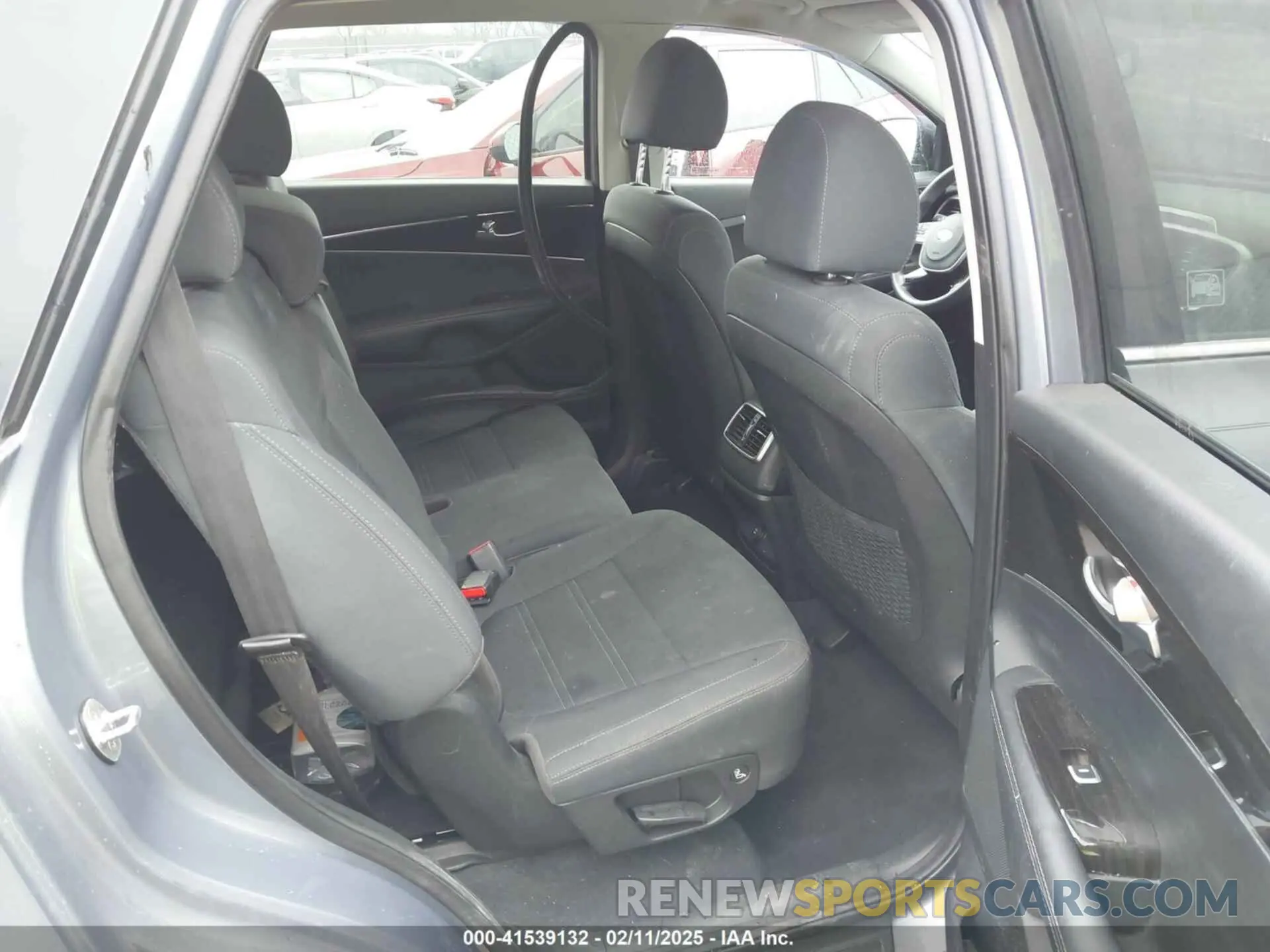 8 Photograph of a damaged car 5XYPG4A39LG688184 KIA SORENTO 2020