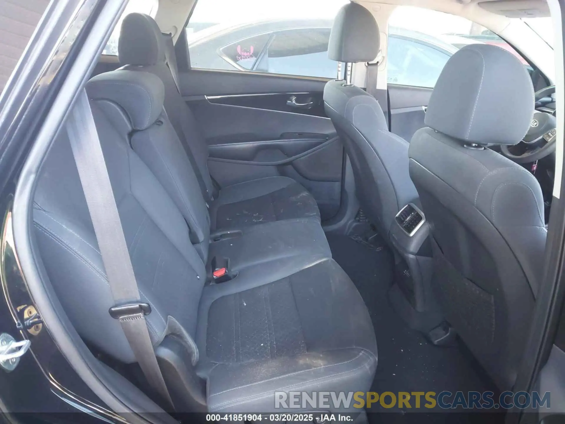 8 Photograph of a damaged car 5XYPG4A3XLG657574 KIA SORENTO 2020