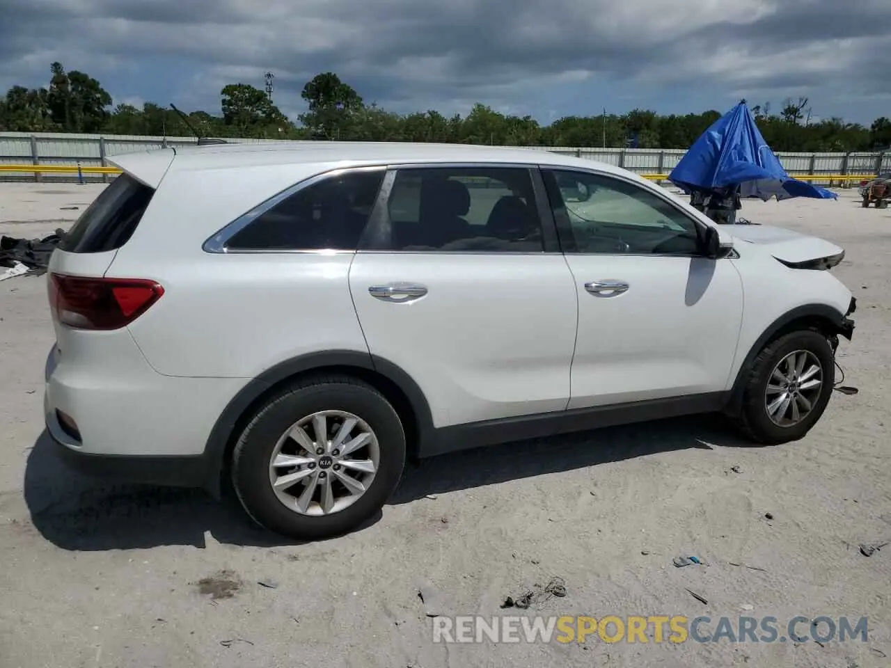 3 Photograph of a damaged car 5XYPG4A3XLG657641 KIA SORENTO 2020