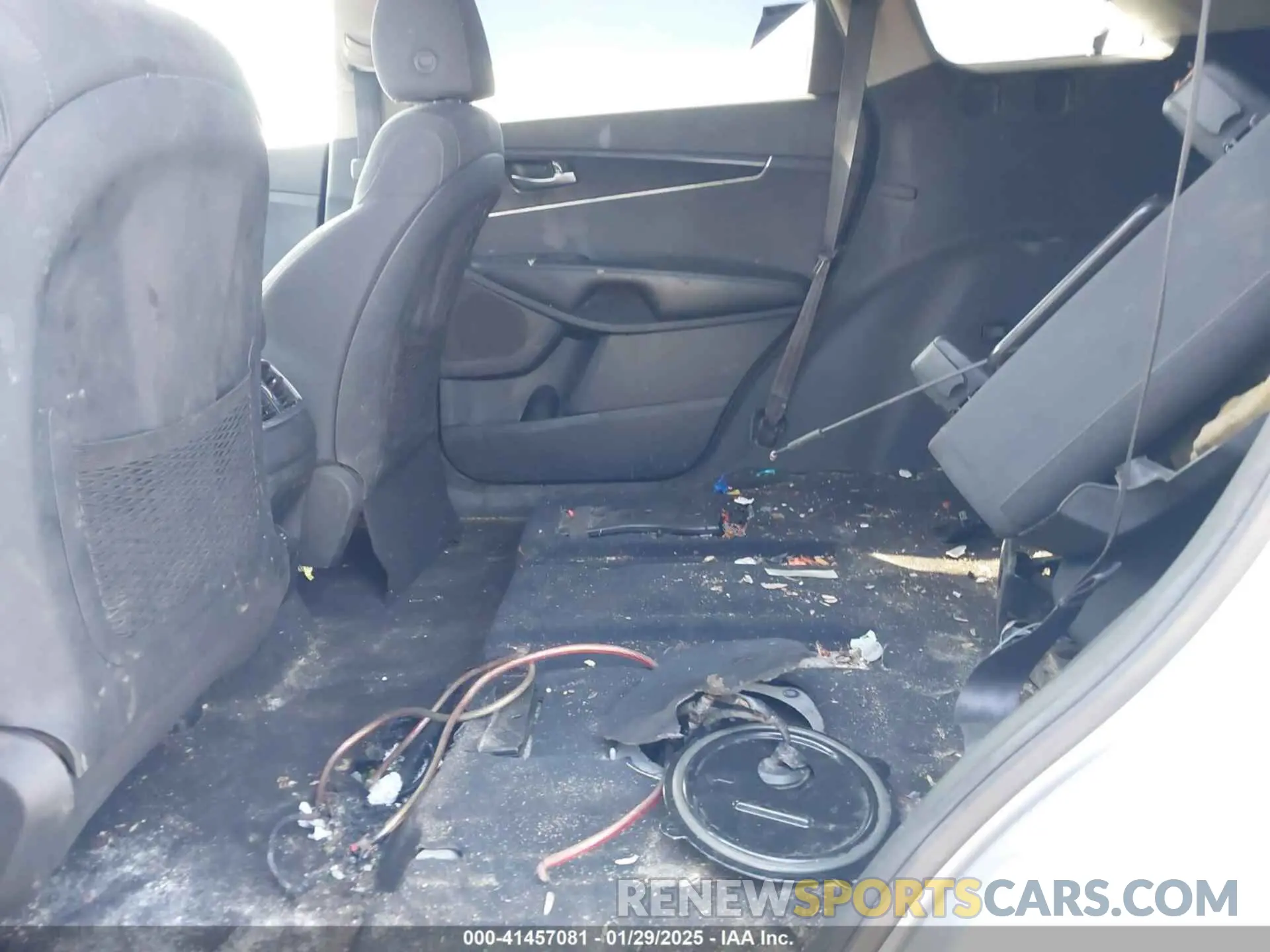 8 Photograph of a damaged car 5XYPG4A50LG628036 KIA SORENTO 2020