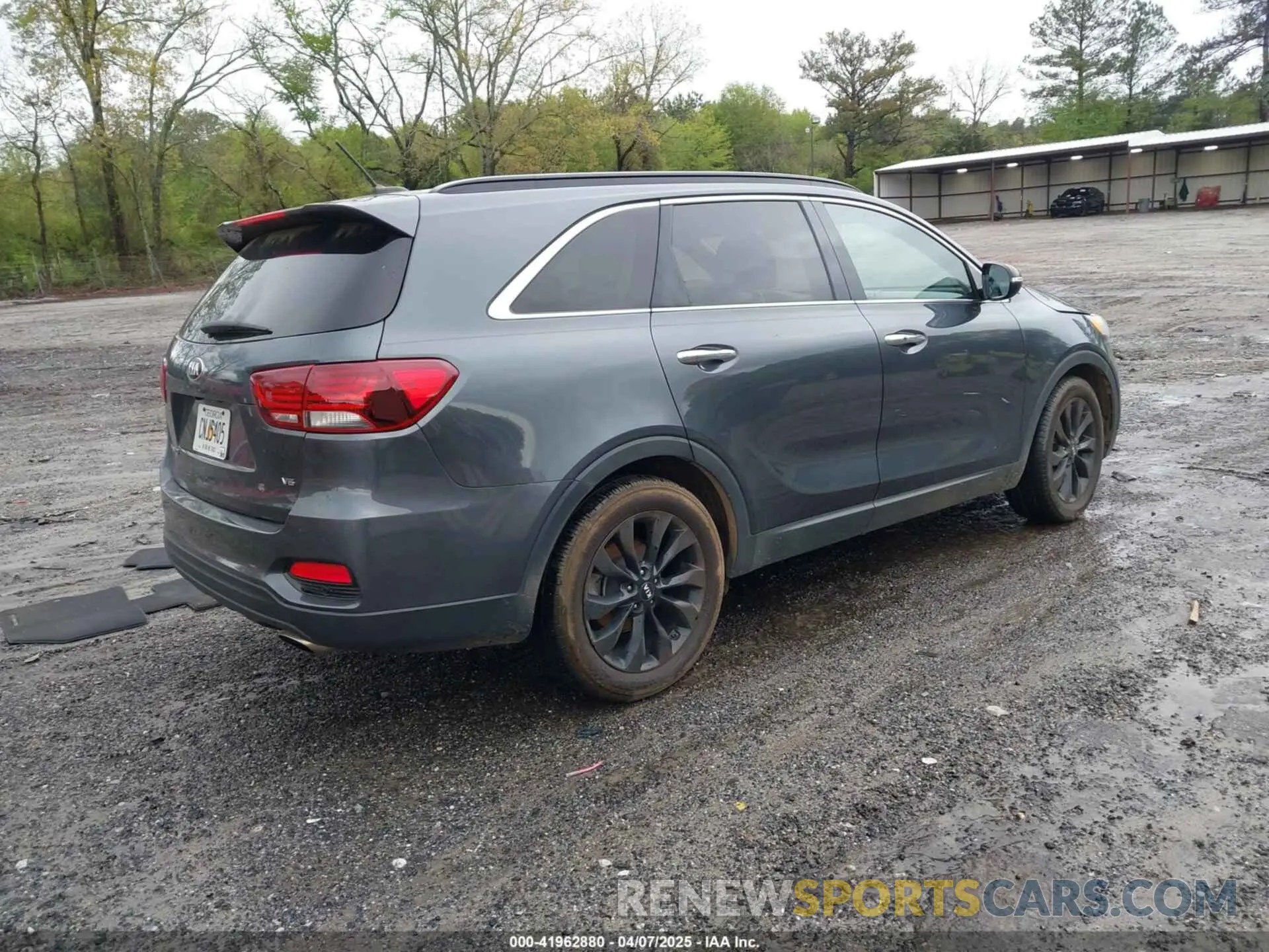 4 Photograph of a damaged car 5XYPG4A50LG690973 KIA SORENTO 2020