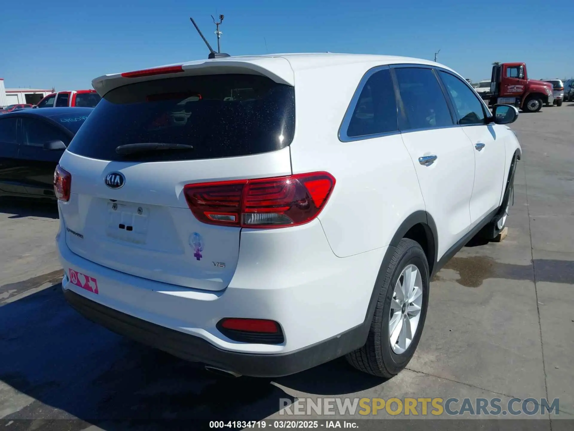 4 Photograph of a damaged car 5XYPG4A51LG622181 KIA SORENTO 2020