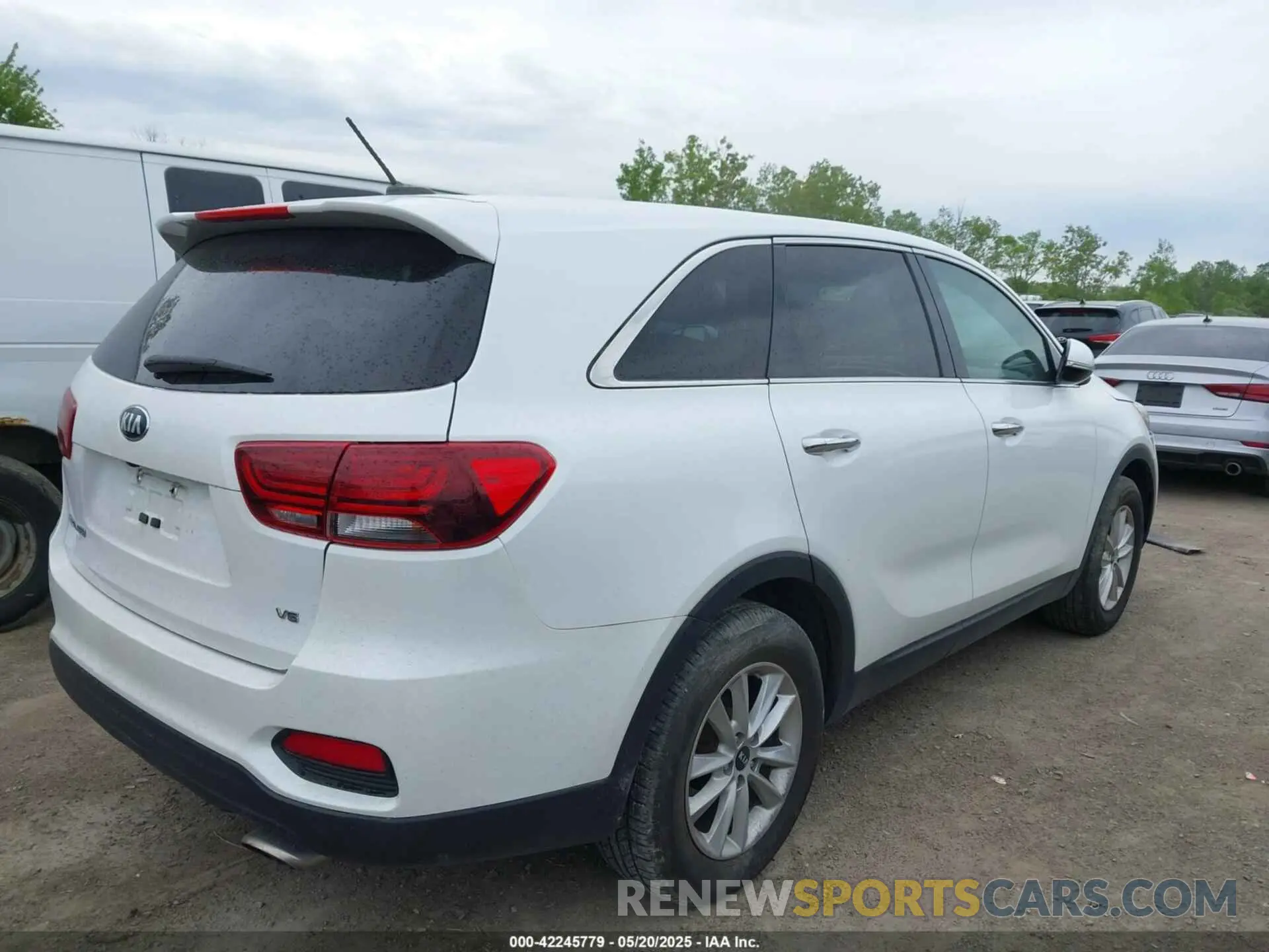 4 Photograph of a damaged car 5XYPG4A52LG620200 KIA SORENTO 2020