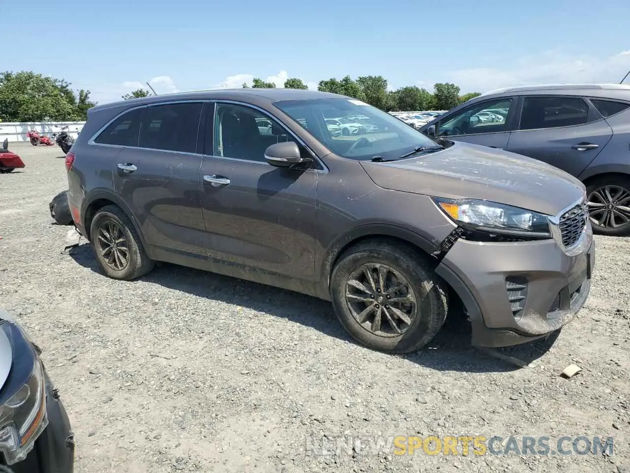4 Photograph of a damaged car 5XYPG4A52LG622237 KIA SORENTO 2020