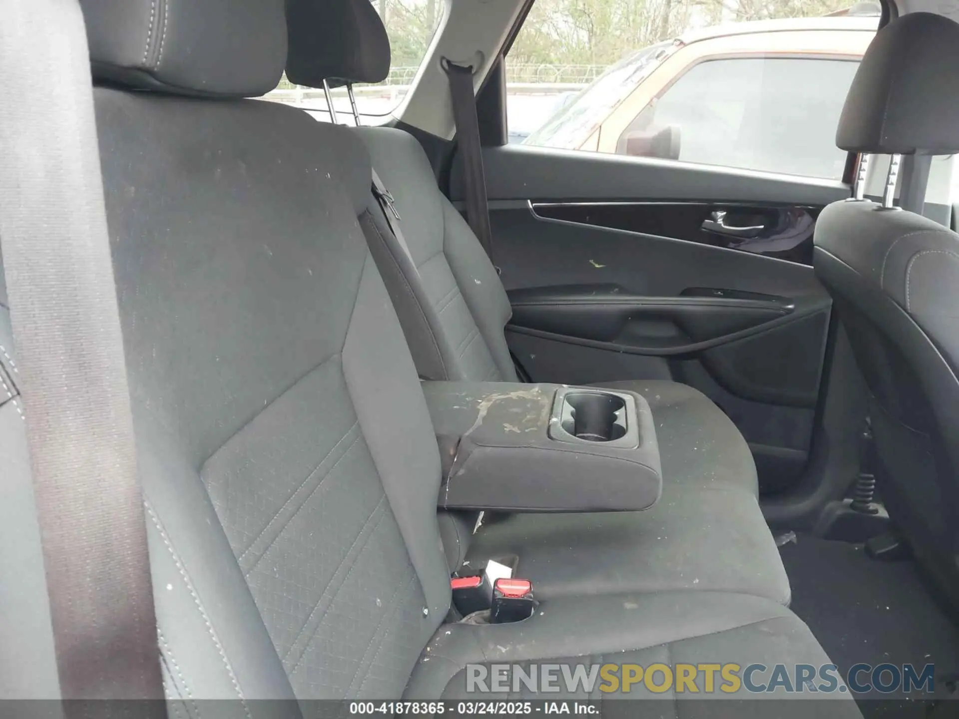 8 Photograph of a damaged car 5XYPG4A53LG632551 KIA SORENTO 2020