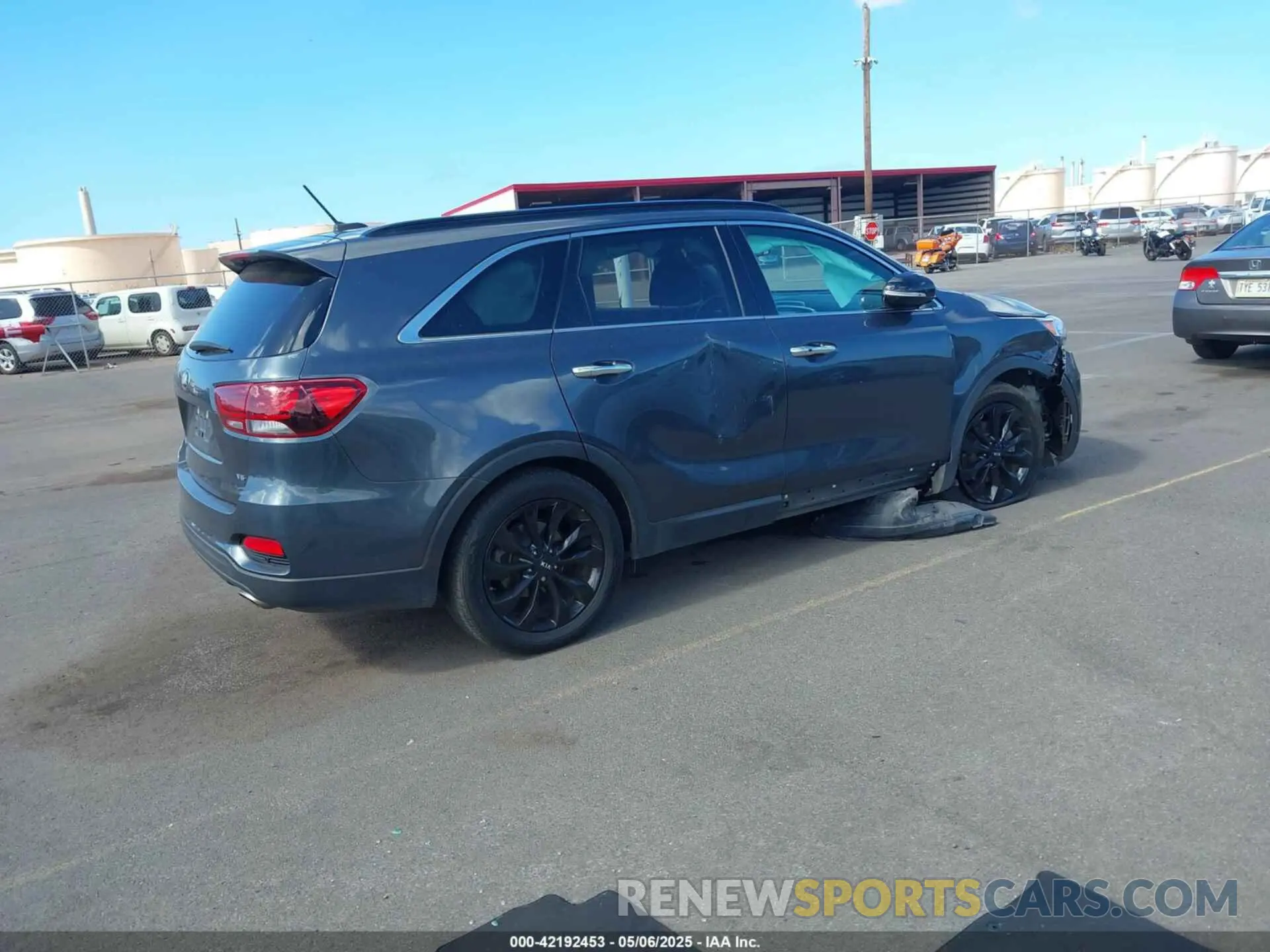 4 Photograph of a damaged car 5XYPG4A54LG703207 KIA SORENTO 2020
