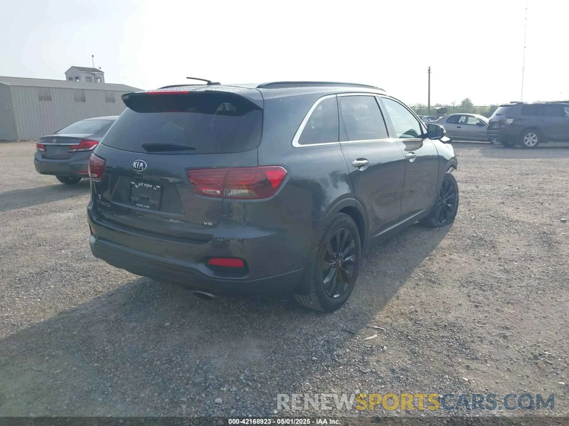 4 Photograph of a damaged car 5XYPG4A54LG706009 KIA SORENTO 2020