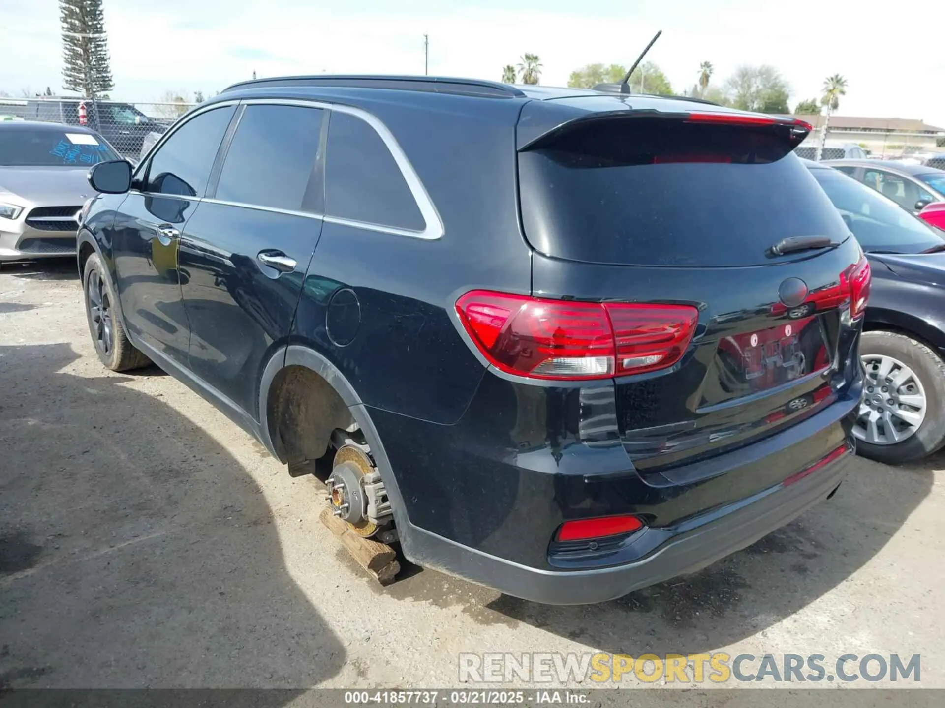 3 Photograph of a damaged car 5XYPG4A55LG695893 KIA SORENTO 2020