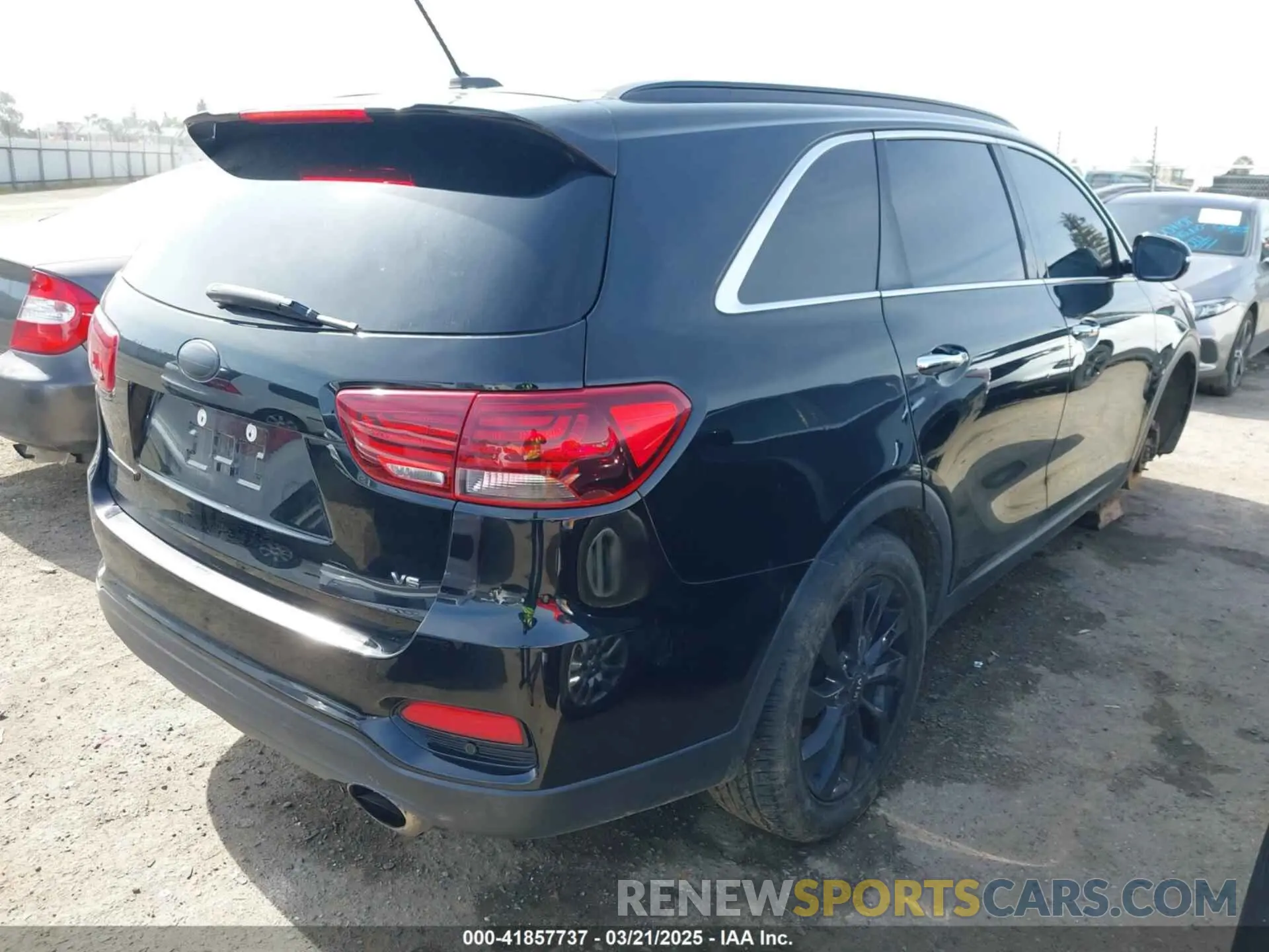 4 Photograph of a damaged car 5XYPG4A55LG695893 KIA SORENTO 2020