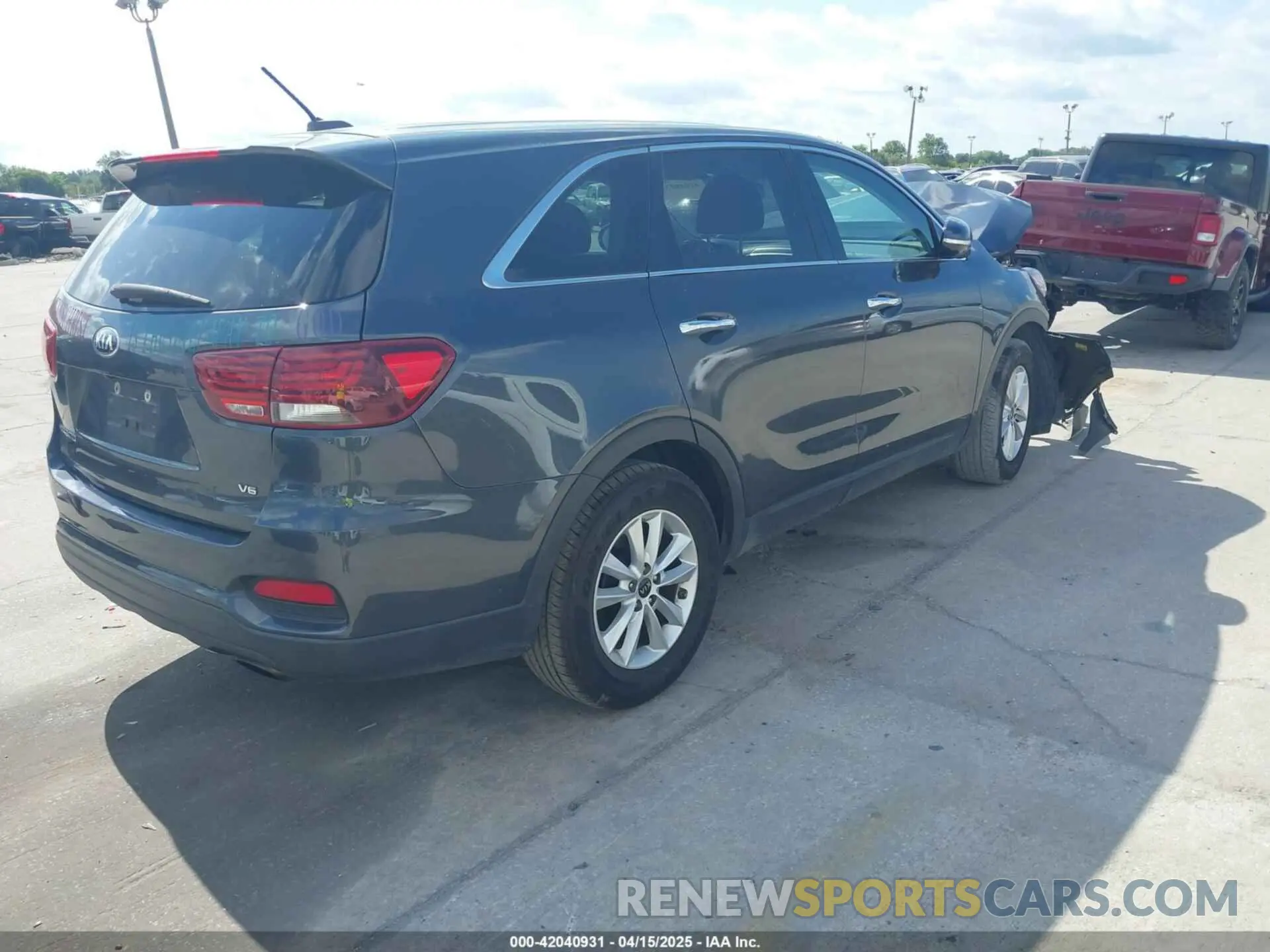 4 Photograph of a damaged car 5XYPG4A56LG622631 KIA SORENTO 2020