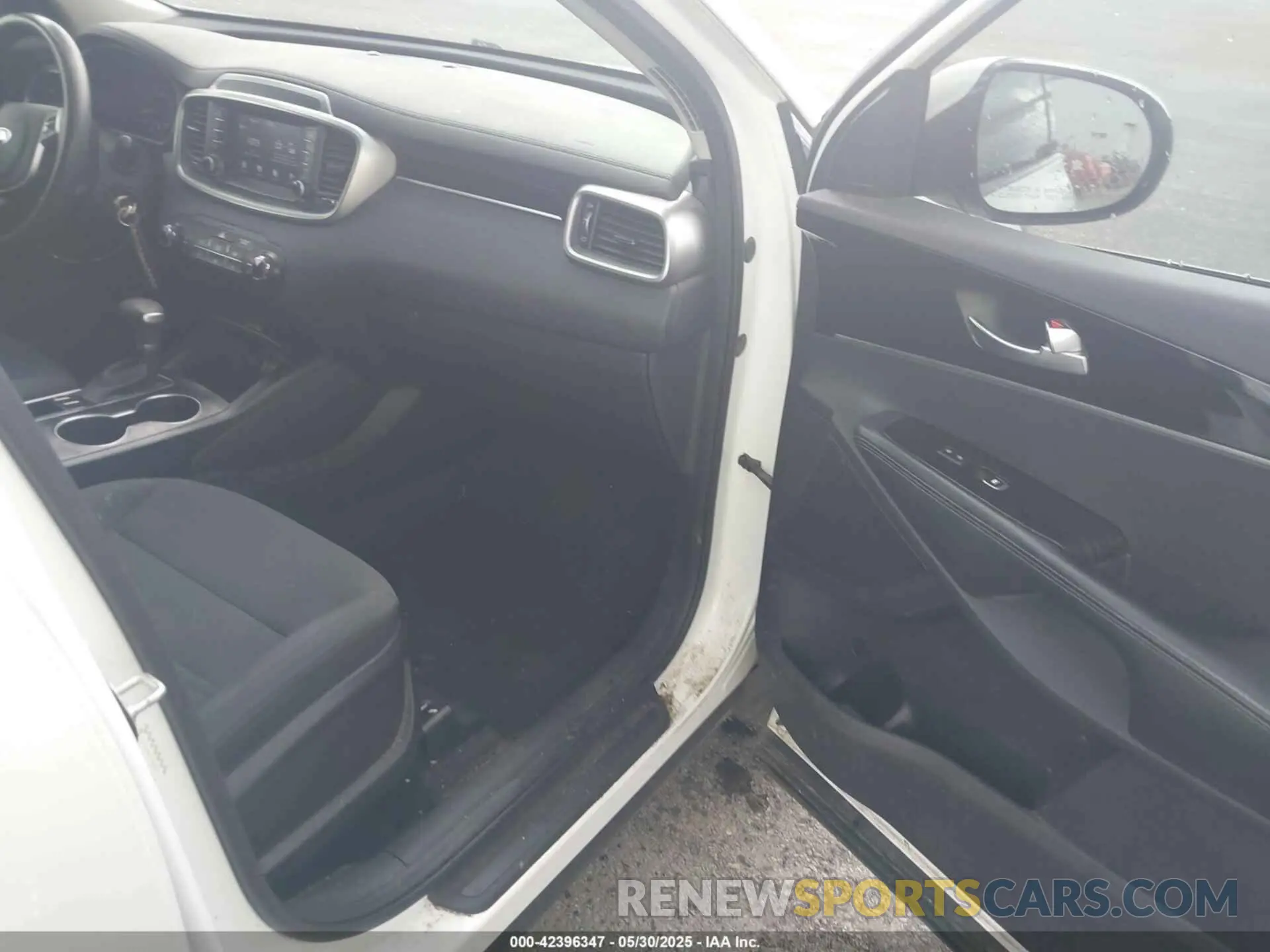 5 Photograph of a damaged car 5XYPG4A57LG622816 KIA SORENTO 2020
