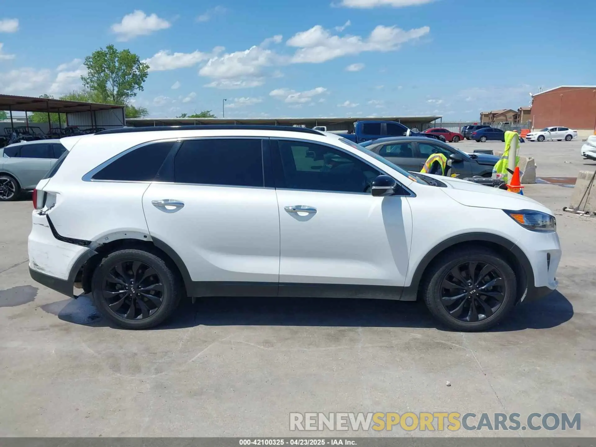 14 Photograph of a damaged car 5XYPG4A57LG672955 KIA SORENTO 2020