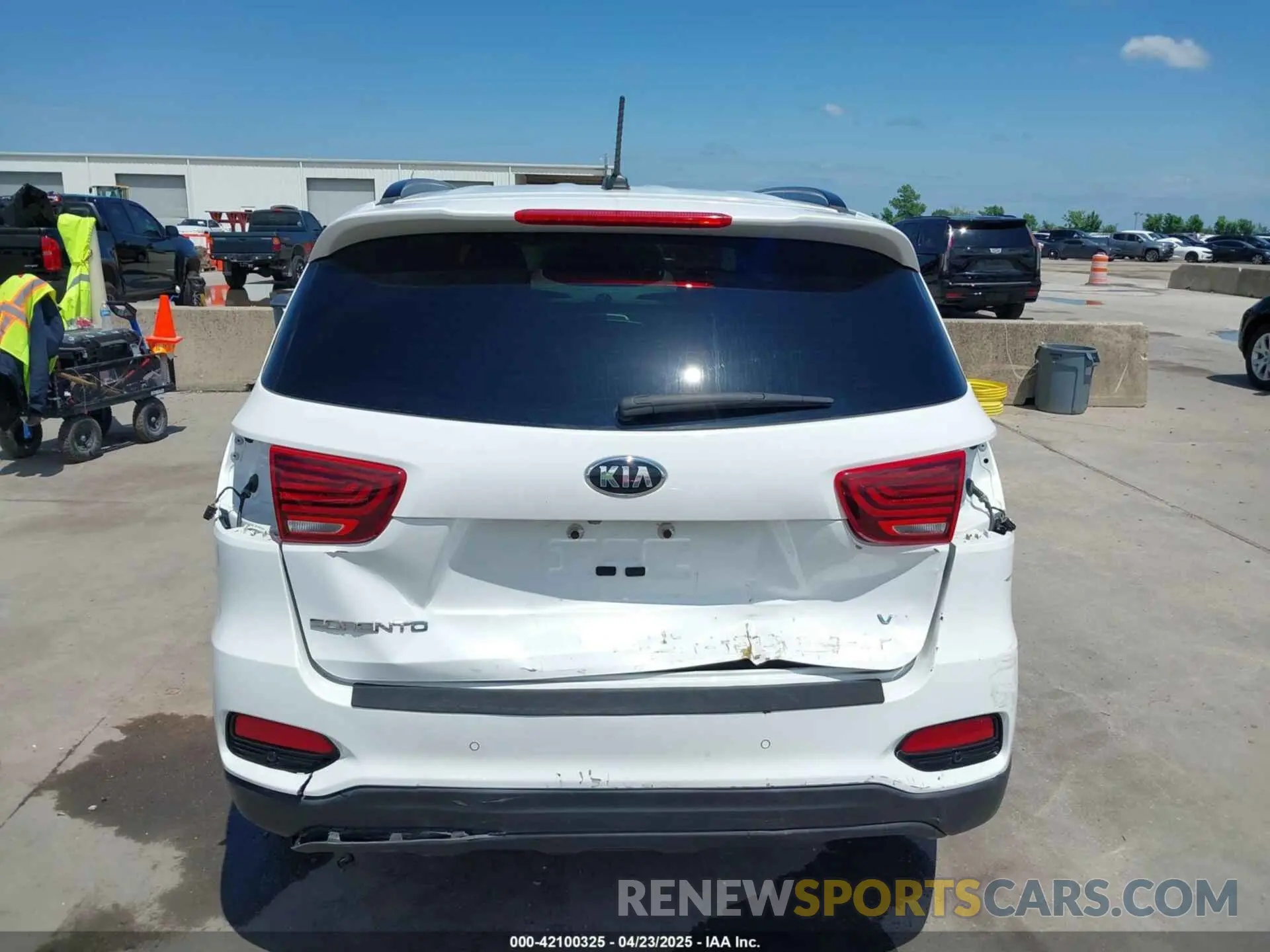 17 Photograph of a damaged car 5XYPG4A57LG672955 KIA SORENTO 2020