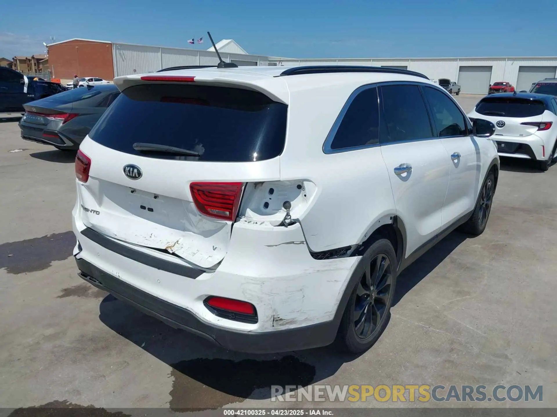 4 Photograph of a damaged car 5XYPG4A57LG672955 KIA SORENTO 2020