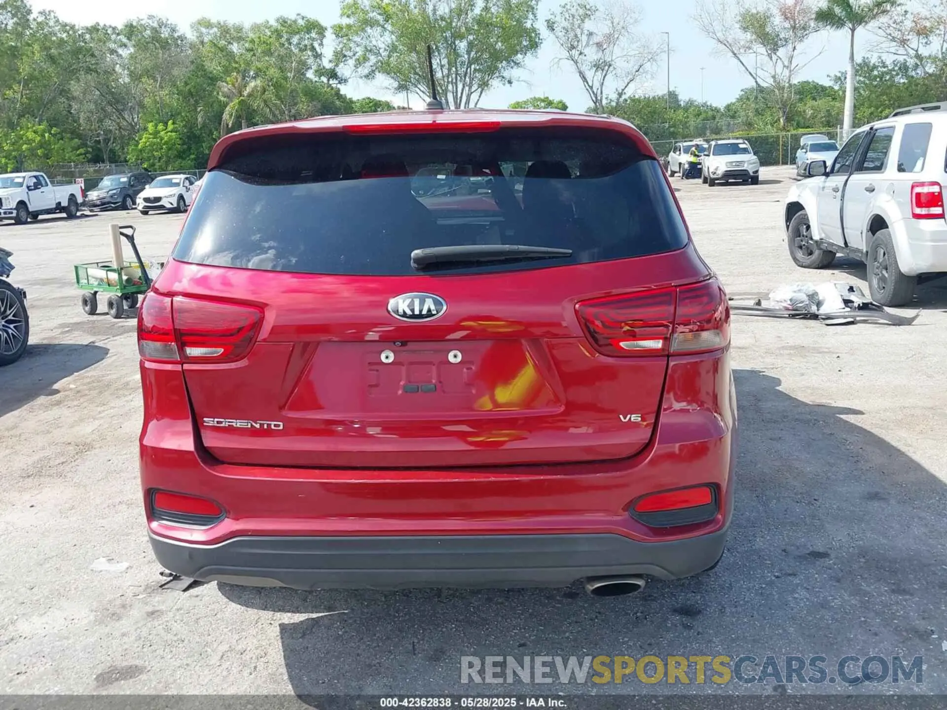 16 Photograph of a damaged car 5XYPG4A58LG625918 KIA SORENTO 2020