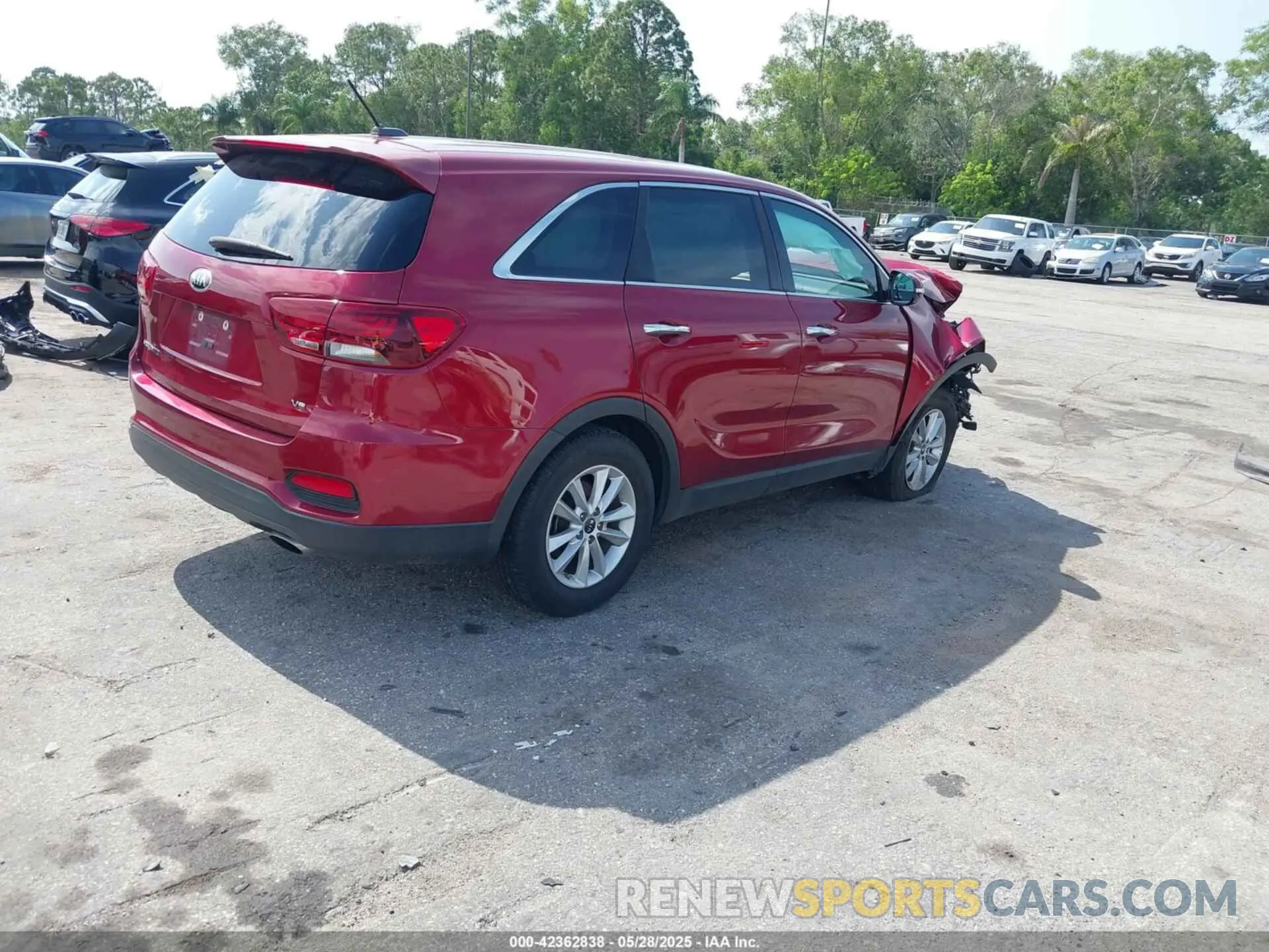 4 Photograph of a damaged car 5XYPG4A58LG625918 KIA SORENTO 2020