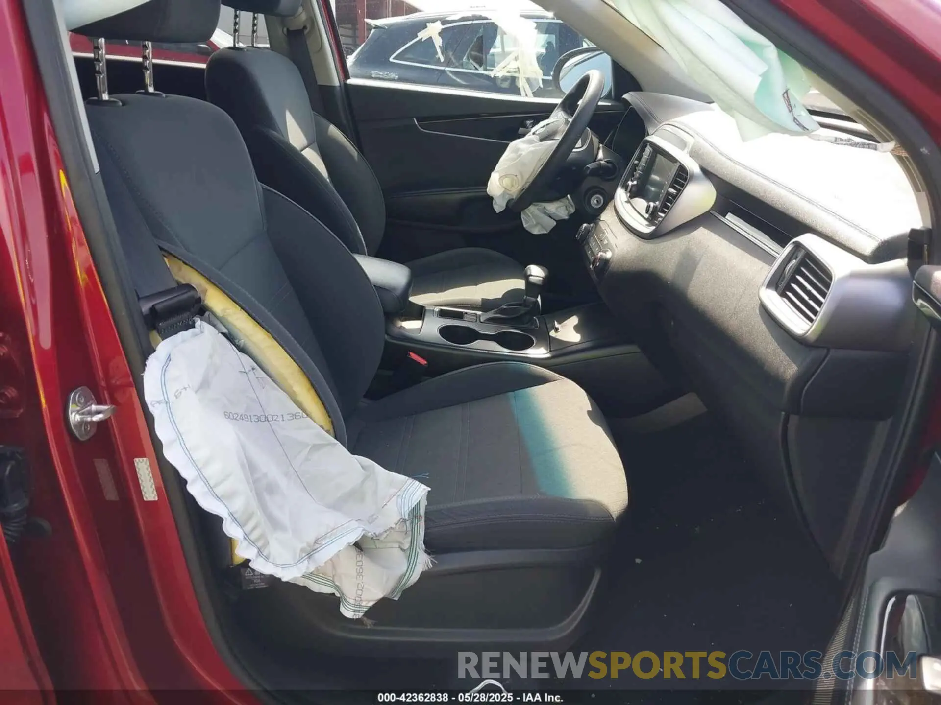 5 Photograph of a damaged car 5XYPG4A58LG625918 KIA SORENTO 2020