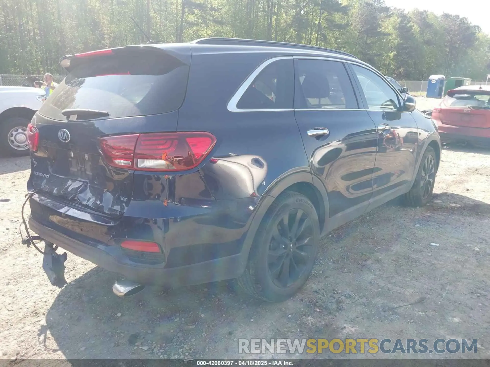 4 Photograph of a damaged car 5XYPG4A58LG695161 KIA SORENTO 2020