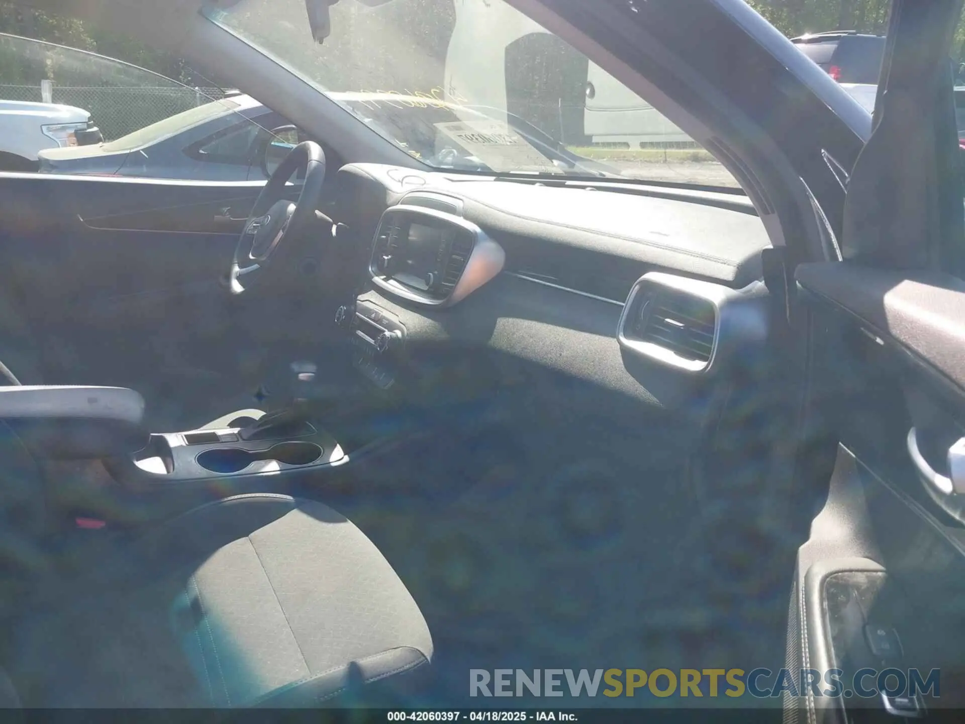 5 Photograph of a damaged car 5XYPG4A58LG695161 KIA SORENTO 2020
