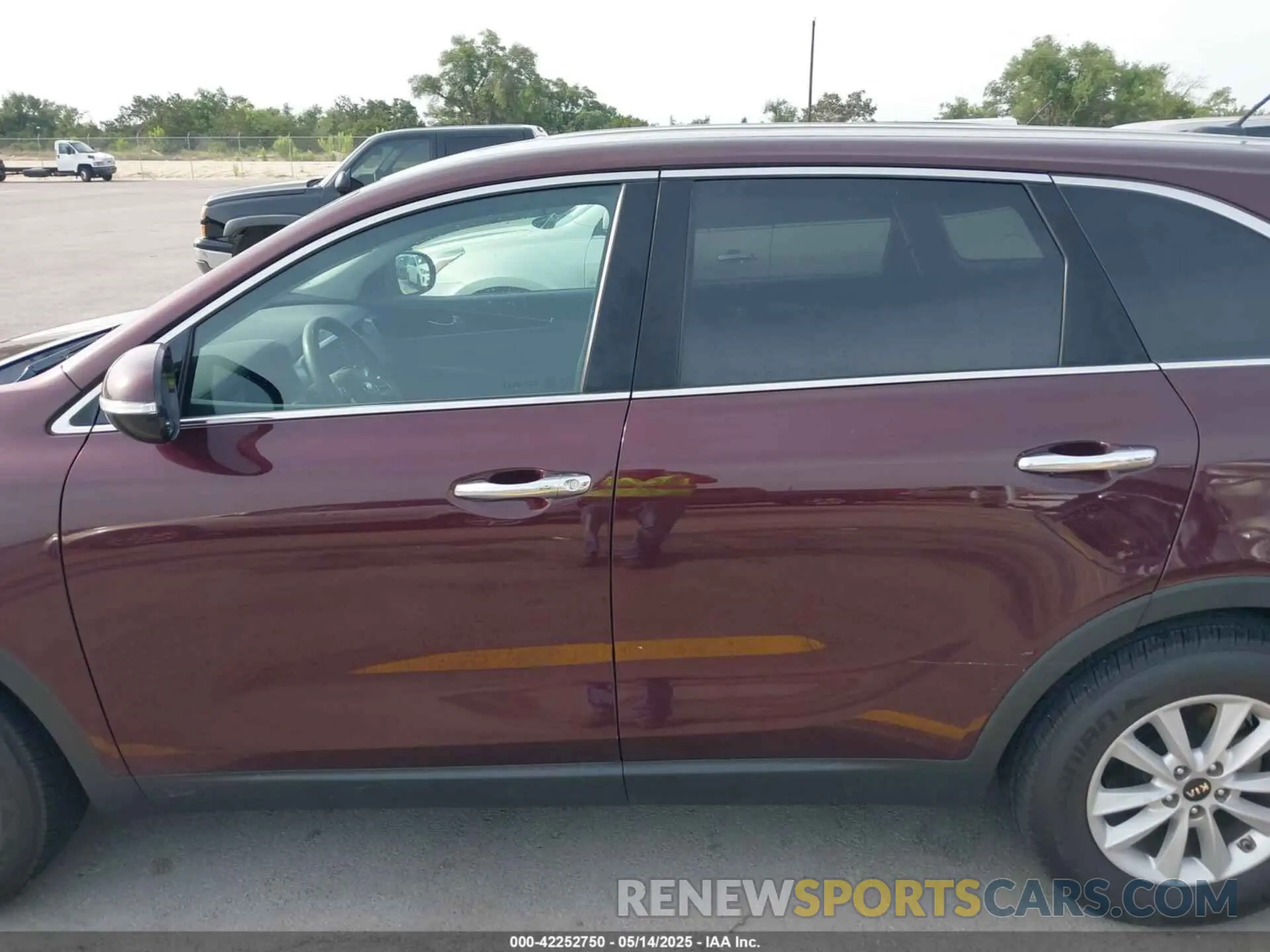 14 Photograph of a damaged car 5XYPG4A59LG621439 KIA SORENTO 2020
