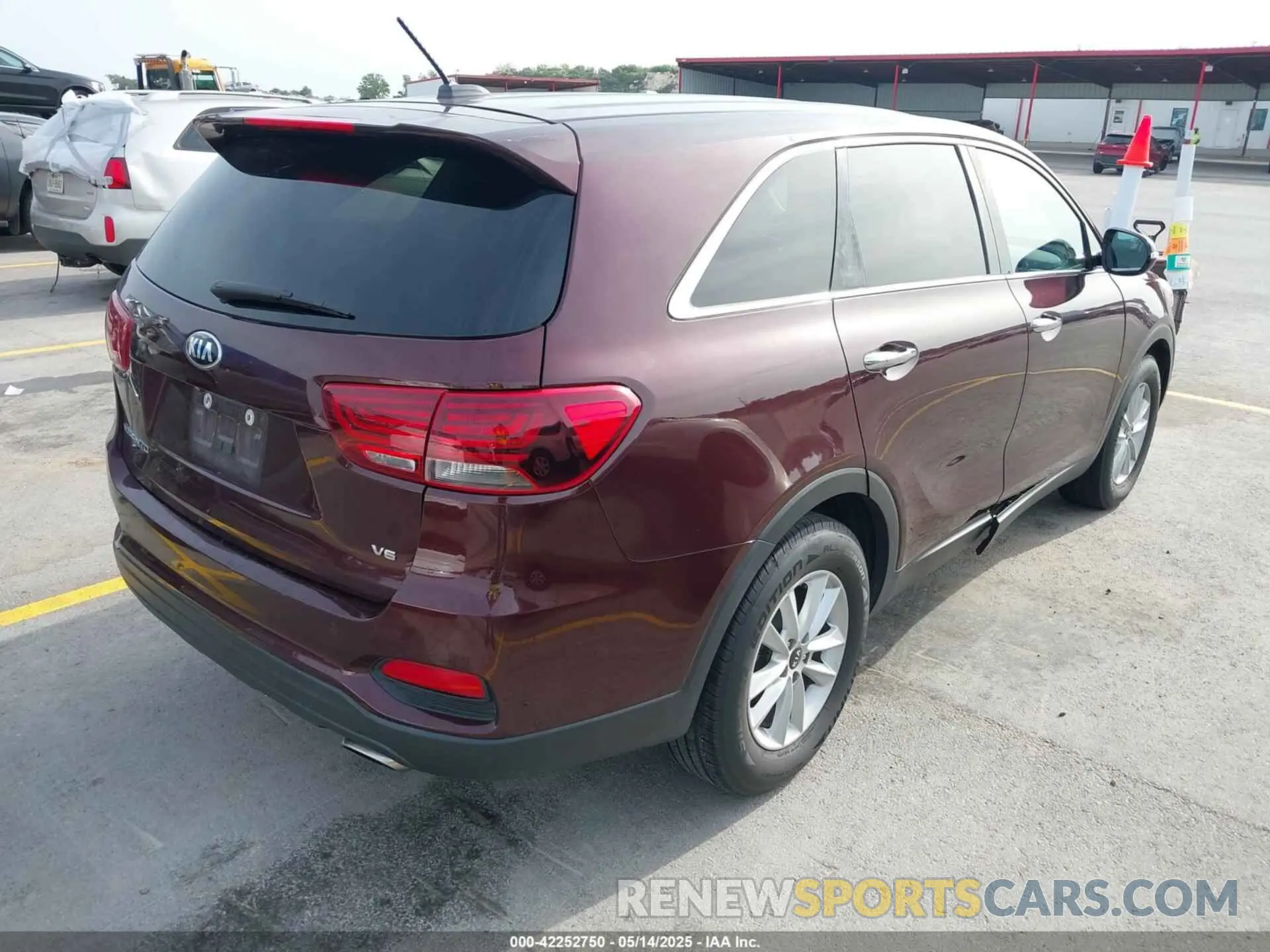 4 Photograph of a damaged car 5XYPG4A59LG621439 KIA SORENTO 2020