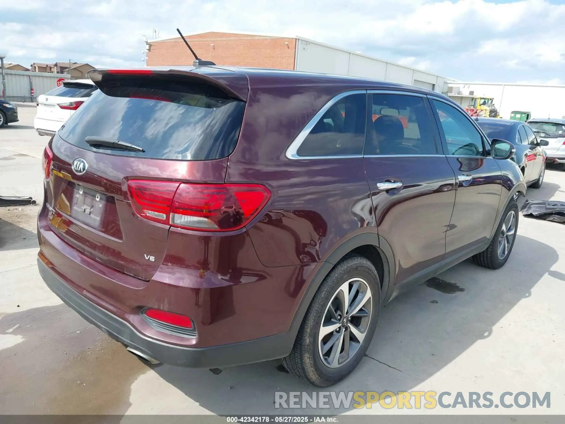 4 Photograph of a damaged car 5XYPG4A5XLG619599 KIA SORENTO 2020