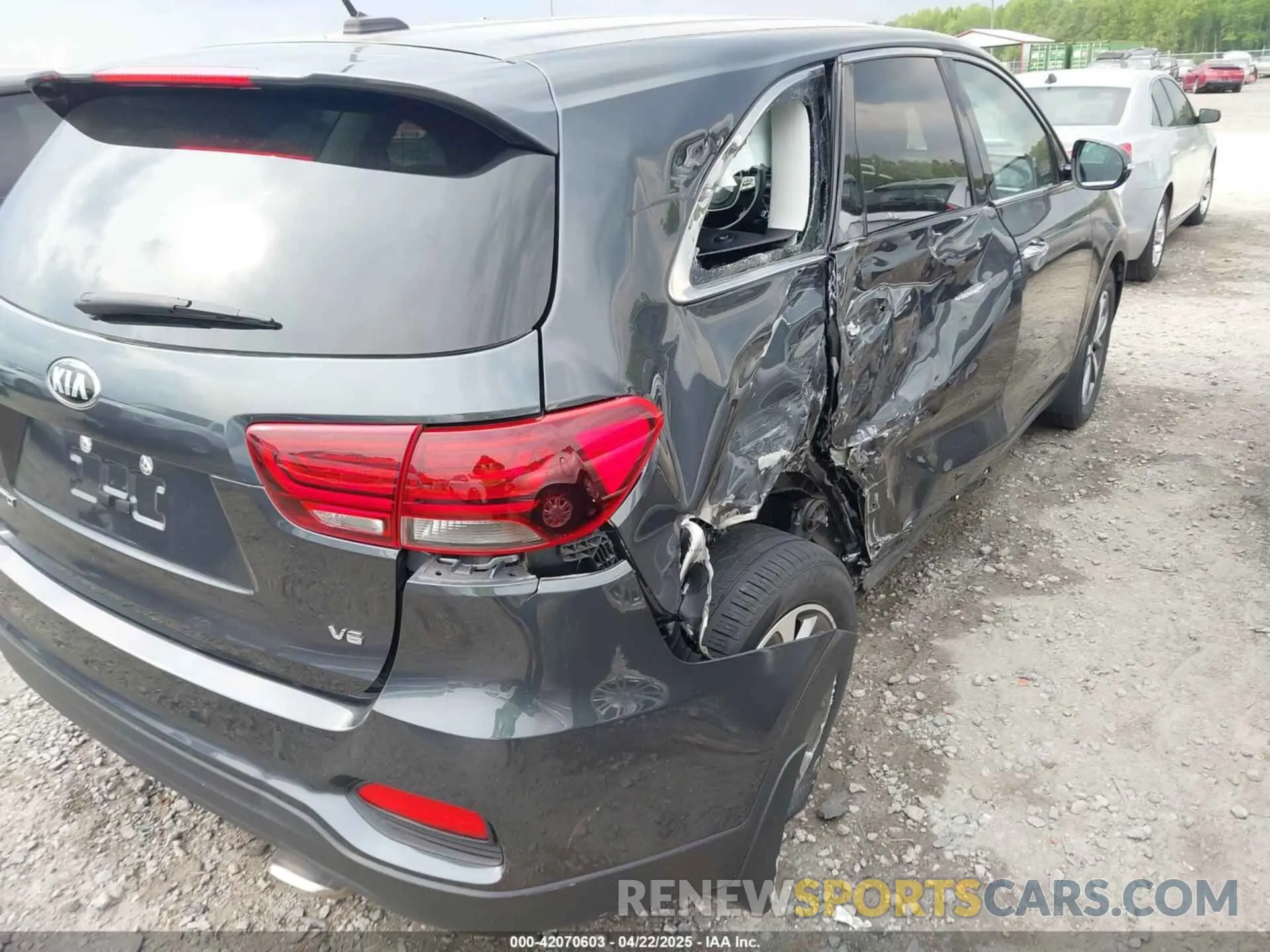 17 Photograph of a damaged car 5XYPG4A5XLG690303 KIA SORENTO 2020